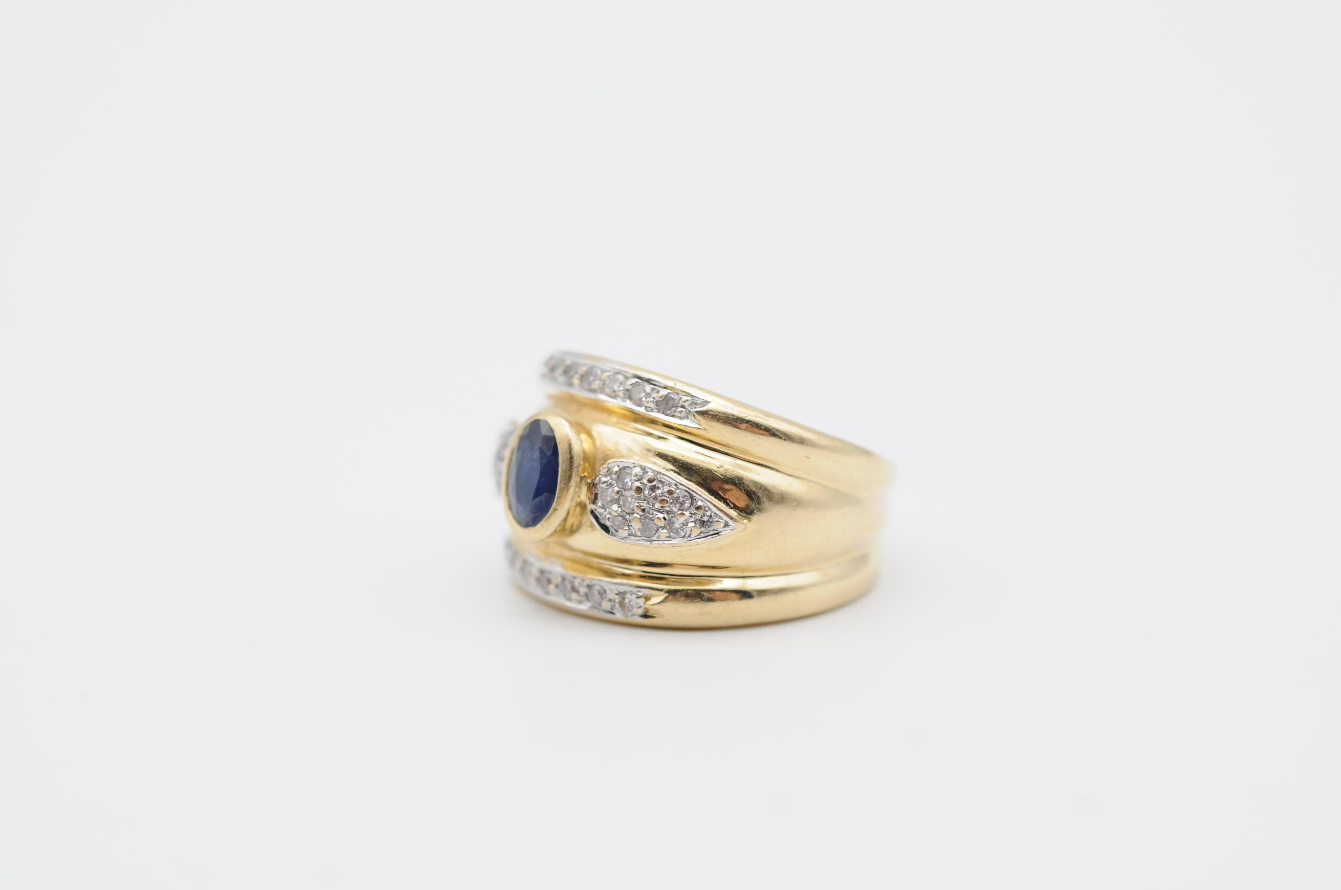 Beautiful Yellow Gold ring with a Blue Saphir Oval Cut  For Sale 3