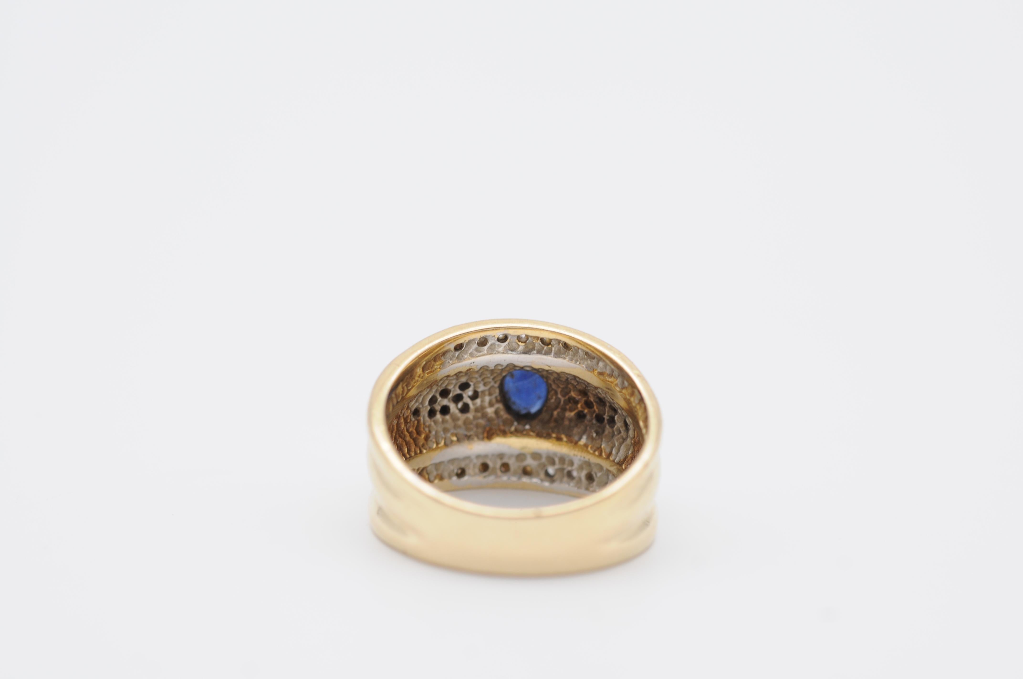 Beautiful Yellow Gold ring with a Blue Saphir Oval Cut  For Sale 4