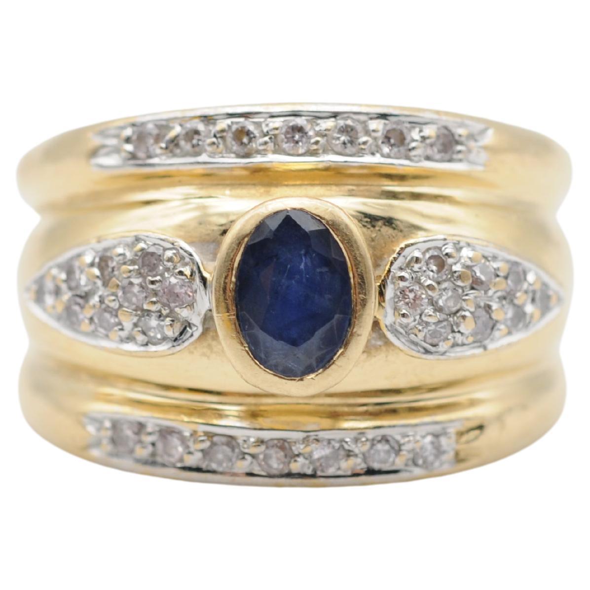 Beautiful Yellow Gold ring with a Blue Saphir Oval Cut  For Sale