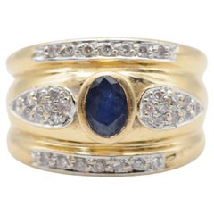 Beautiful Yellow Gold ring with a Blue Saphir Oval Cut 