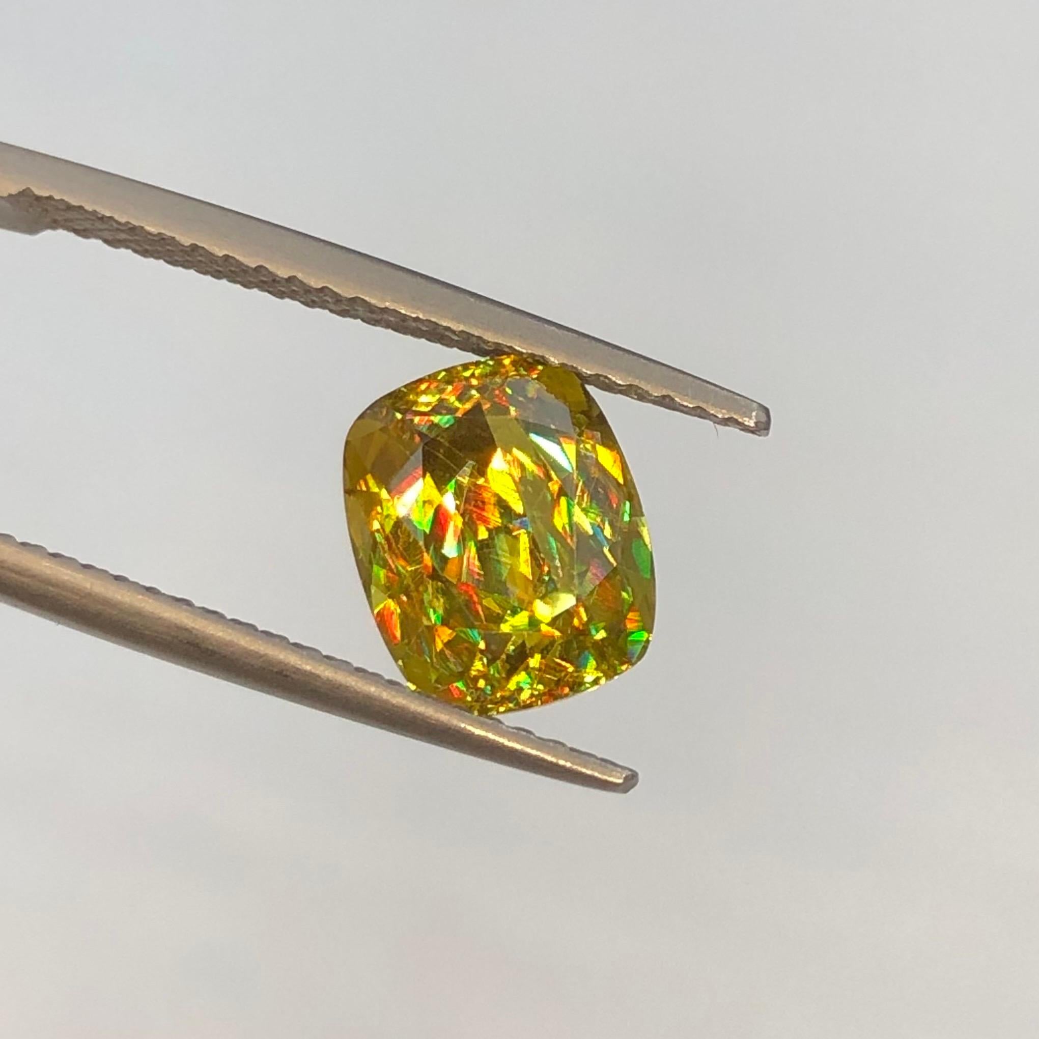 Fuoco d'oro catturato in una gemma Questo sfene giallo oro da 2,40 carati proveniente dal Madagascar abbaglia con una brillantezza ipnotica e una purezza VS. Sapientemente sfaccettato, è la scelta perfetta per uno squisito