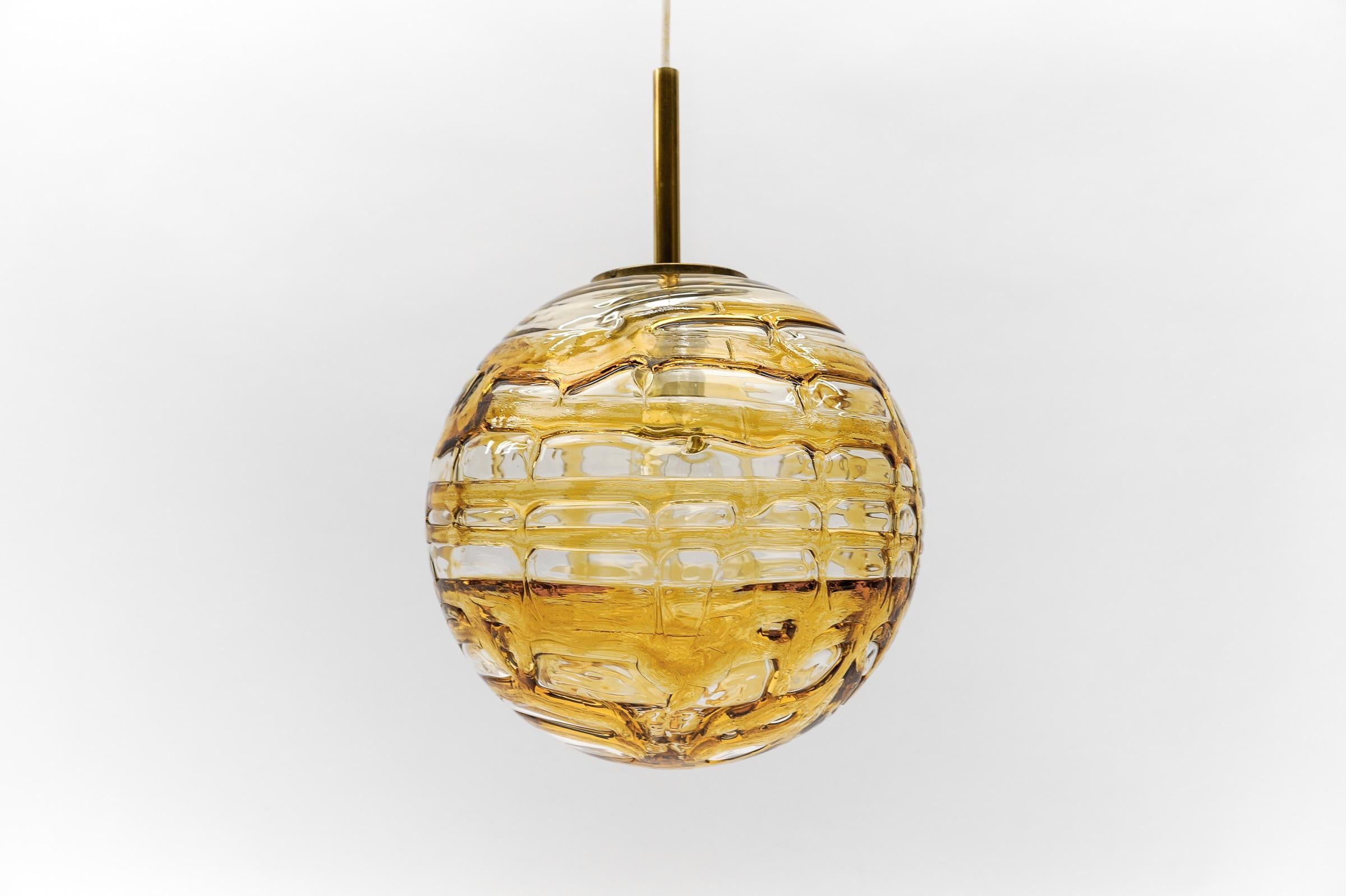 Schöne gelbe Murano Glas Kugel Pendelleuchte von Doria, - 1960er Jahre Deutschland (Metall) im Angebot