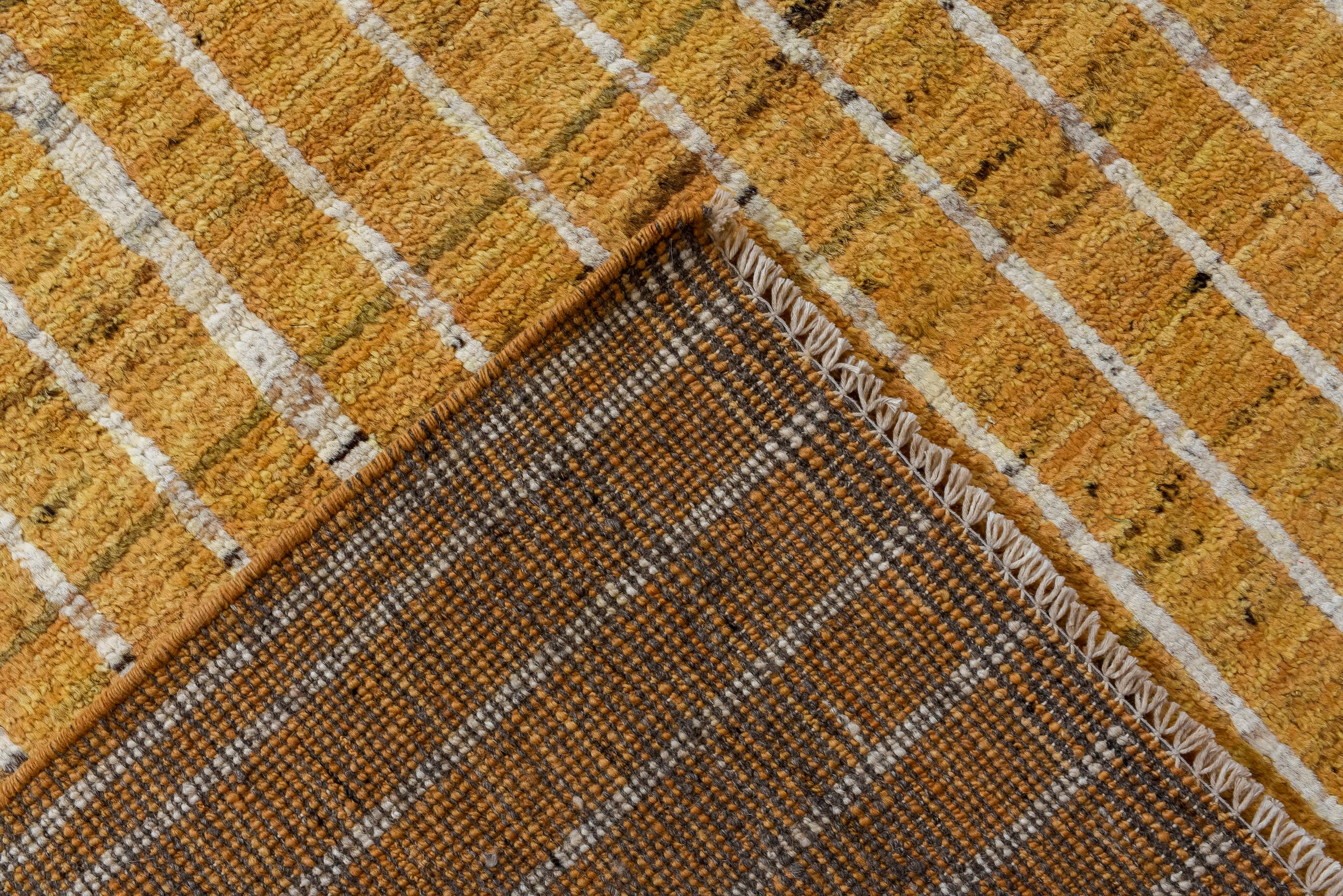 Schöner gelber neuer und moderner marokkanischer Designteppich (21. Jahrhundert und zeitgenössisch) im Angebot