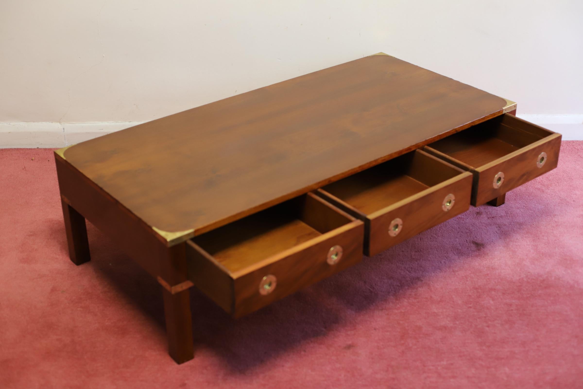 Beautiful Yew Wood And Brass Military Campaign Coffee Table  In Fair Condition In Crawley, GB