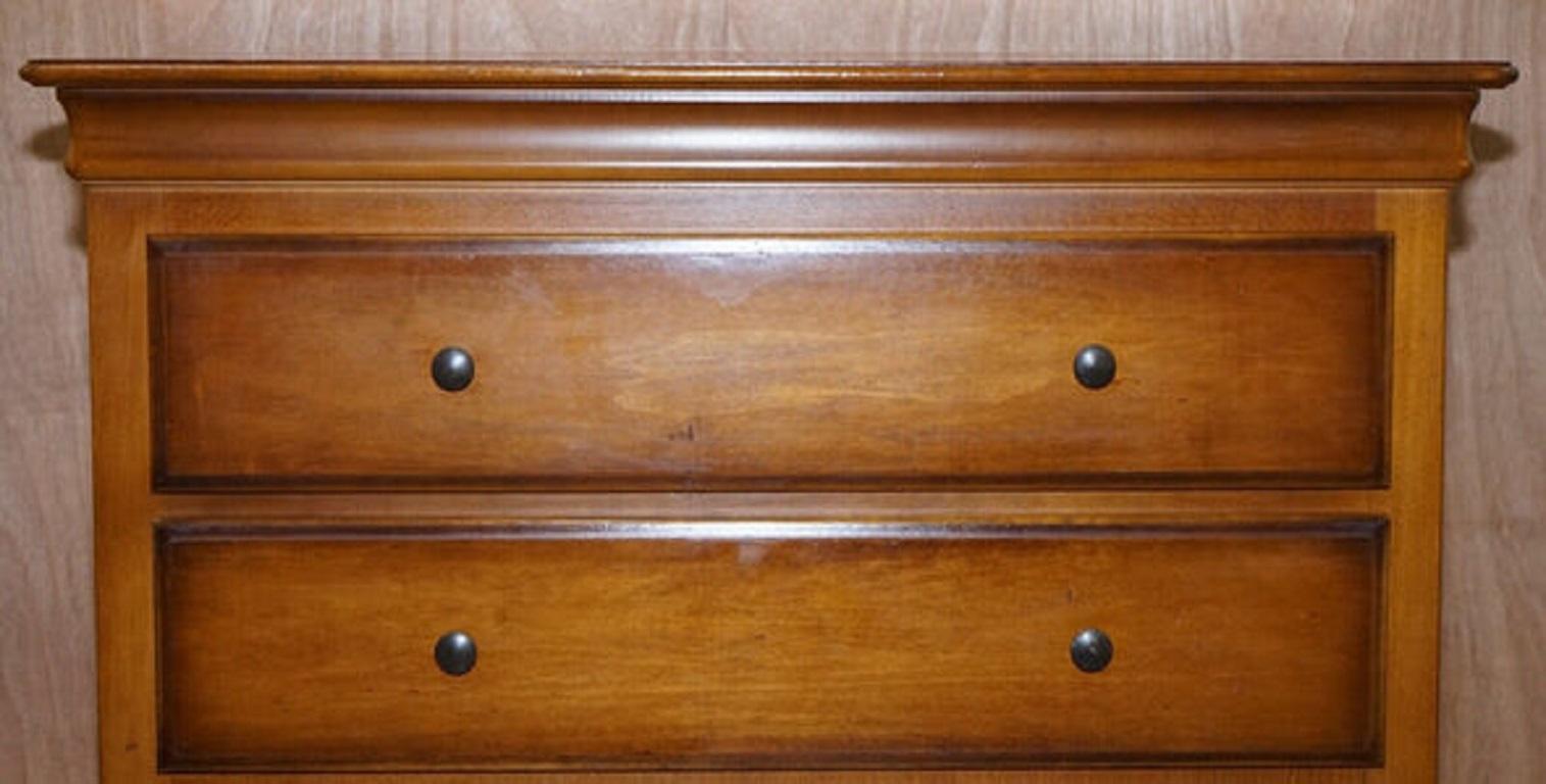 20th Century Beautiful Yew Wood French Style Chest of Drawers For Sale