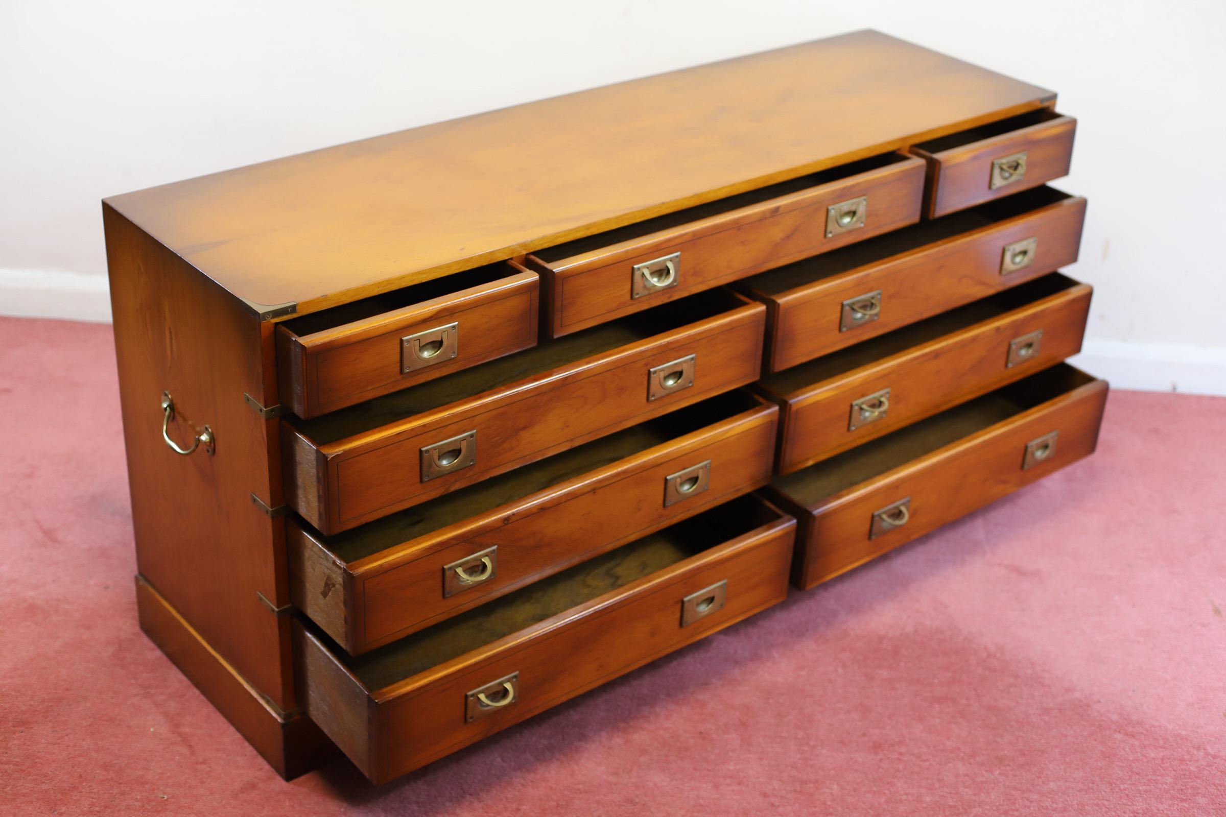 Laiton Magnifique Sidebord de Campagne Militaire en Wood Wood en vente