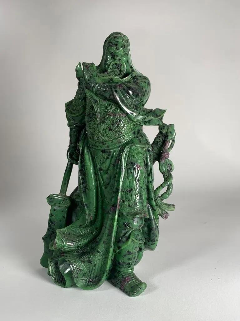 Eine schöne Zoisit-Skulptur, hergestellt in China. Italienische Privatsammlung.