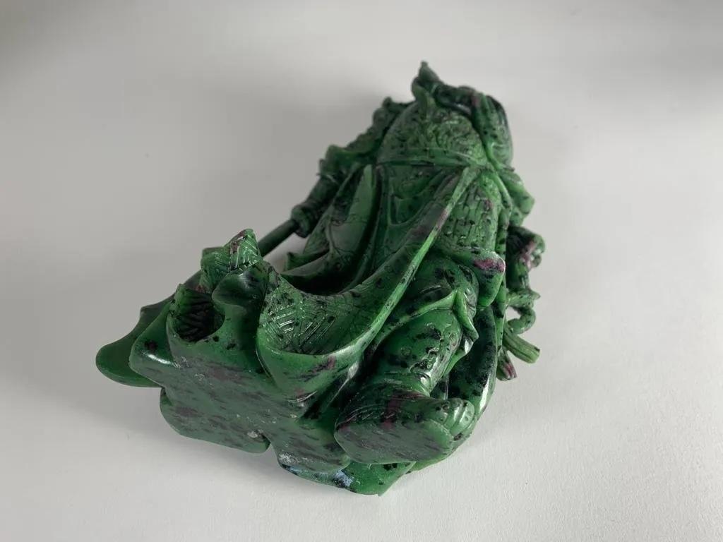 Magnifique sculpture de zoisite en vente 1