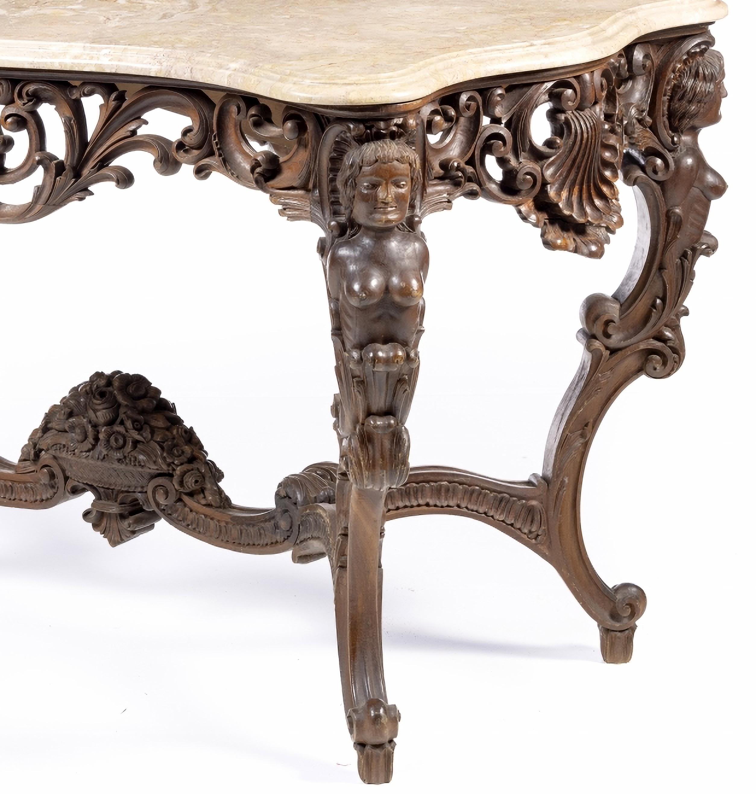 BELLISSIMO PORTOGHESE DEL XIX SECOLO  TABELLA

in legno di noce intagliato e scavato.
Gambe curve intagliate con volute decorate con figure femminili e motivi vegetali. T
Piano in pietra di marmo.
Dimensioni: 88 x 145 x 88 cm
buone condizioni
