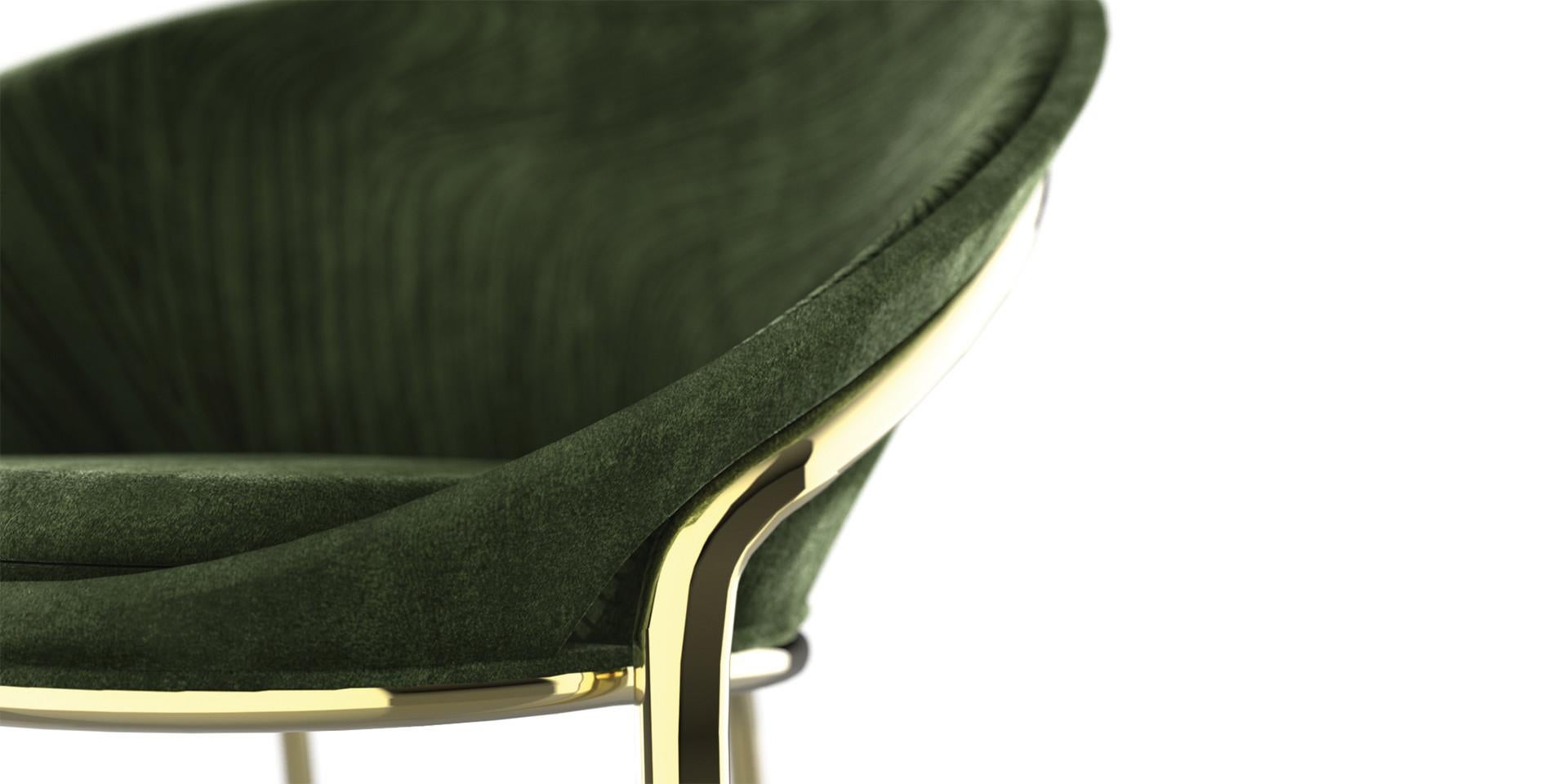 Dieser schöne und sehr elegante Stuhl wurde aus feinster Handwerkskunst für die außergewöhnlichsten Esszimmer und bemerkenswerten Interieurs geboren.

Polsterung aus weichem Wildlederstoff. 
Beine aus Metall mit Messing-Effekt in glänzender