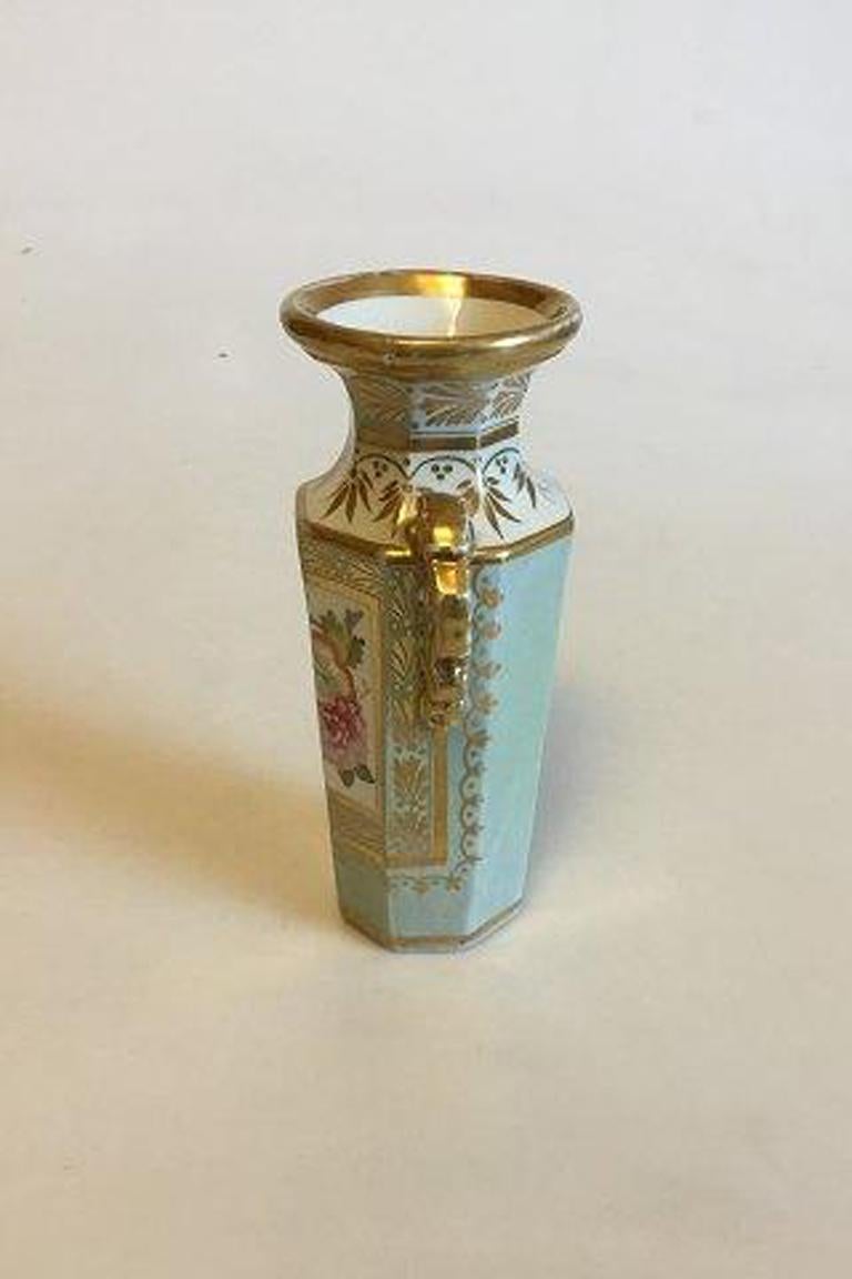 Beautifull little english vase with gold and flowers.

Measures 14,5cm / 5.7 inch.
