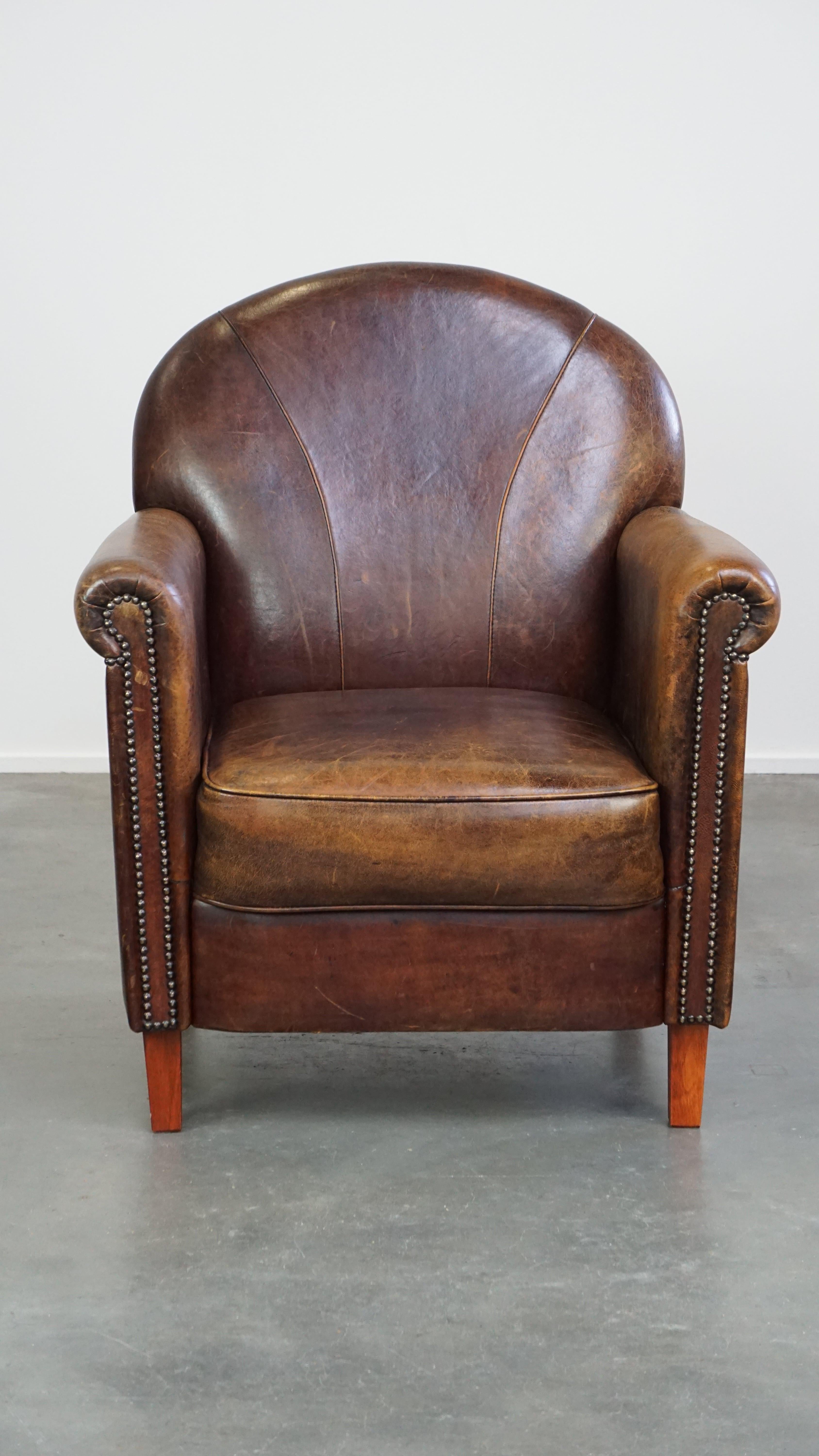 Este sillón de piel de cordero presenta un diseño elegante, que facilita su colocación en casi cualquier interior. Sin duda, complementará cualquier espacio que elijas. Después de un largo día, puedes volver a casa y relajarte en este cómodo sillón.