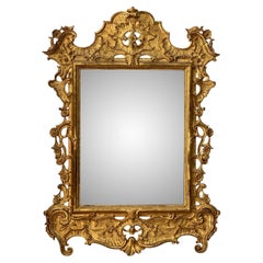 Miroir du XVIIIe siècle magnifiquement sculpté et doré