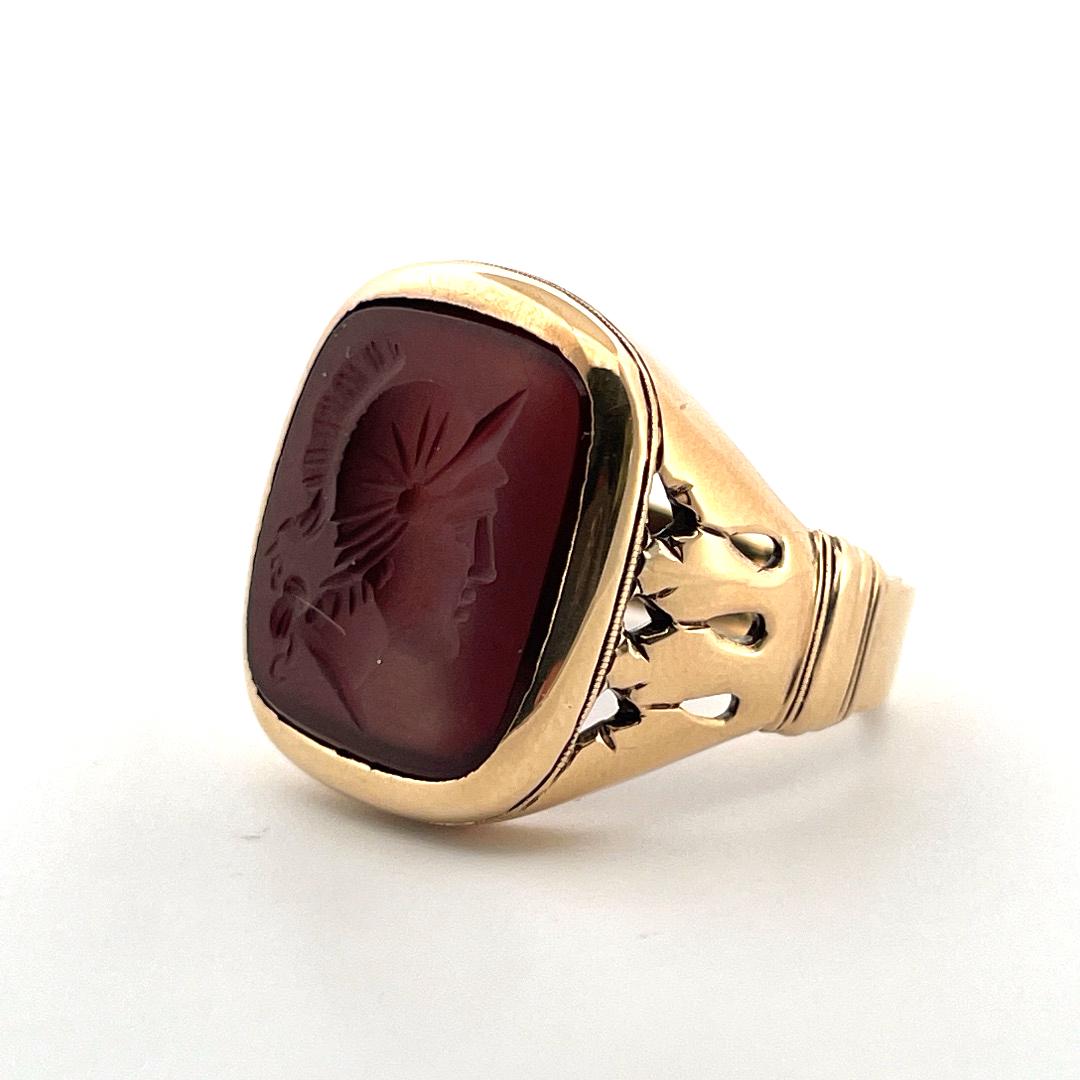 Beautifully Carved Sardonyx 10K Yellow Gold Ring For Sale 2