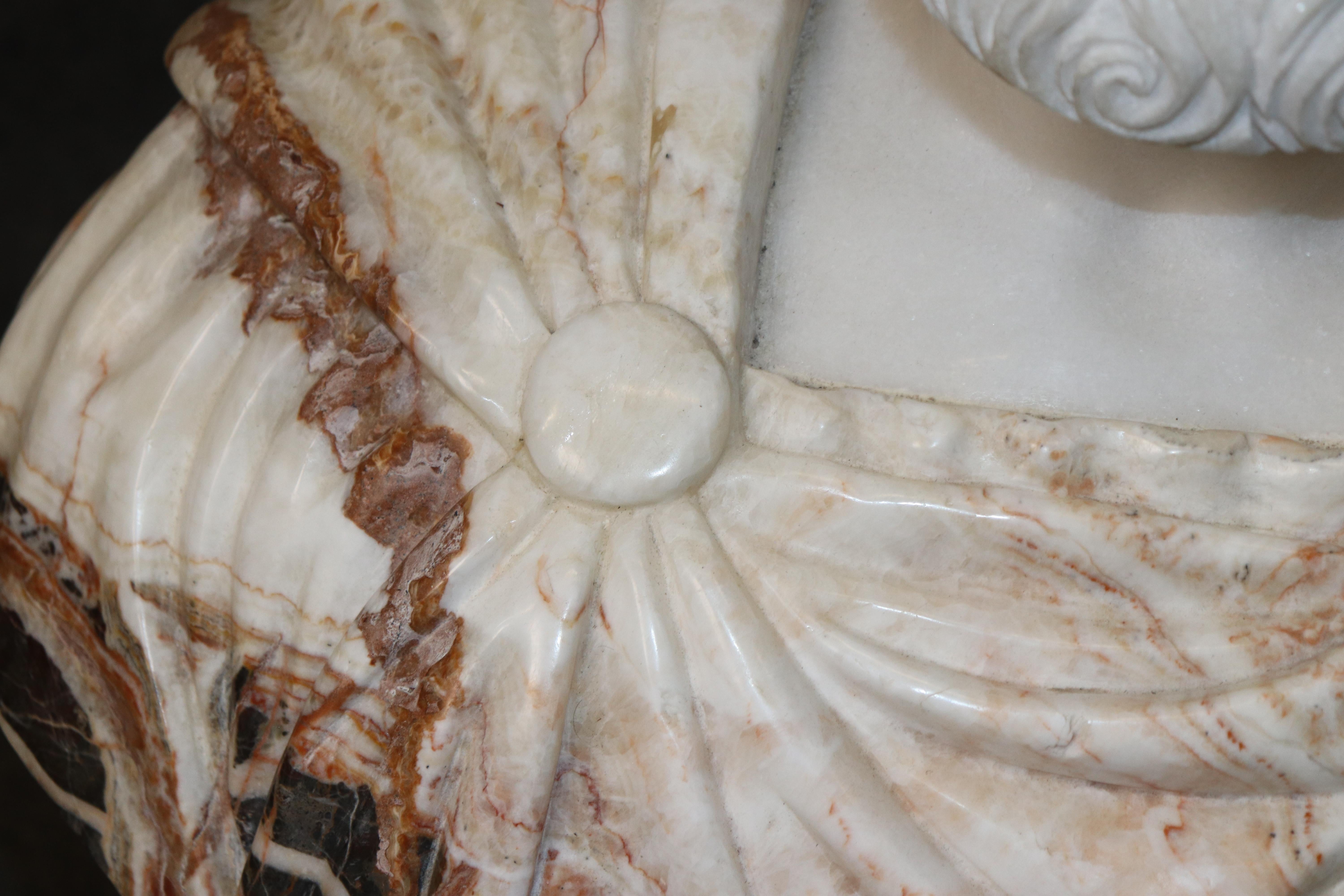 Busto di Giulio Cesare in terra di Siena e marmo di Carrara splendidamente intagliato, anni '50 circa in vendita 3