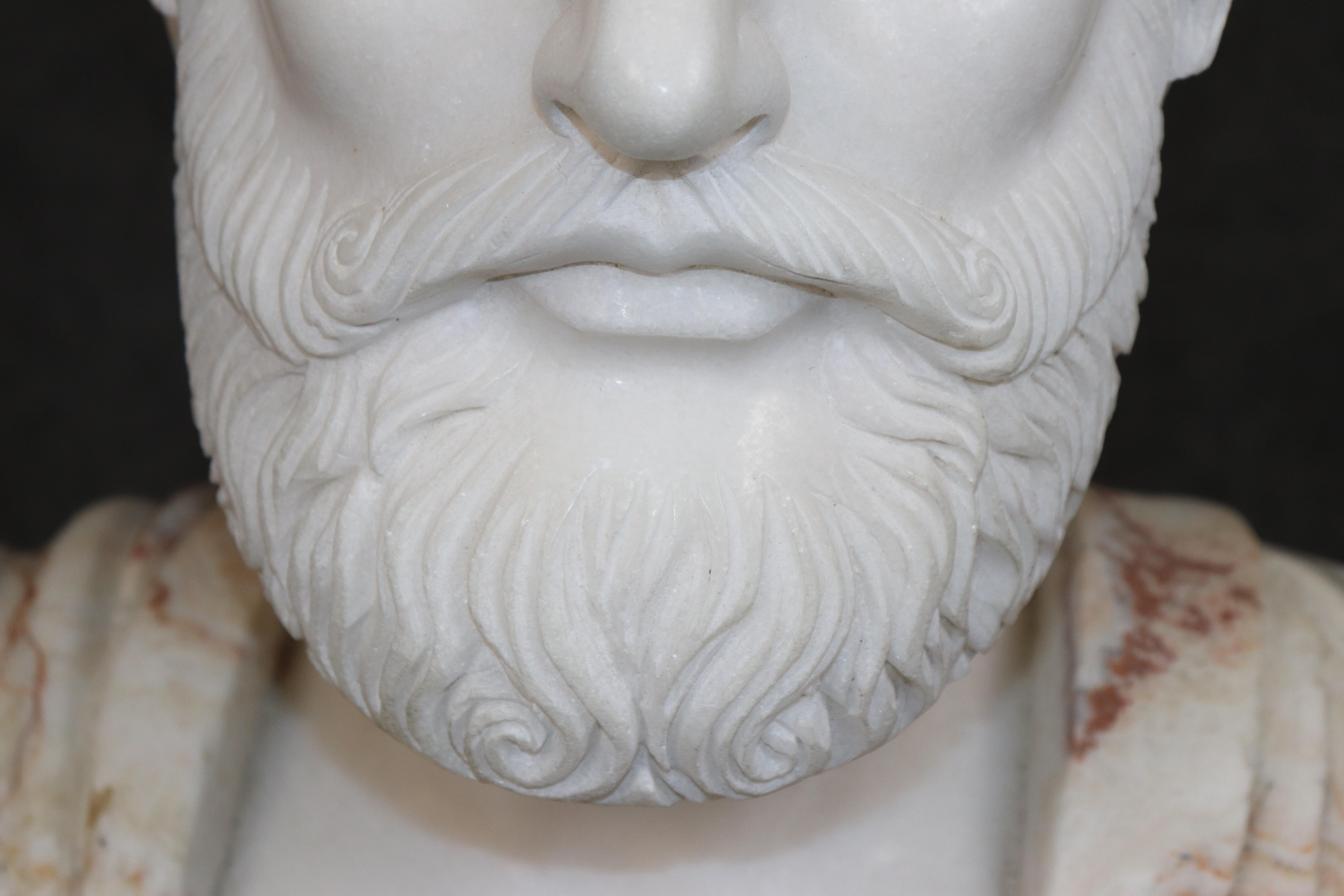 Busto di Giulio Cesare in terra di Siena e marmo di Carrara splendidamente intagliato, anni '50 circa in vendita 4