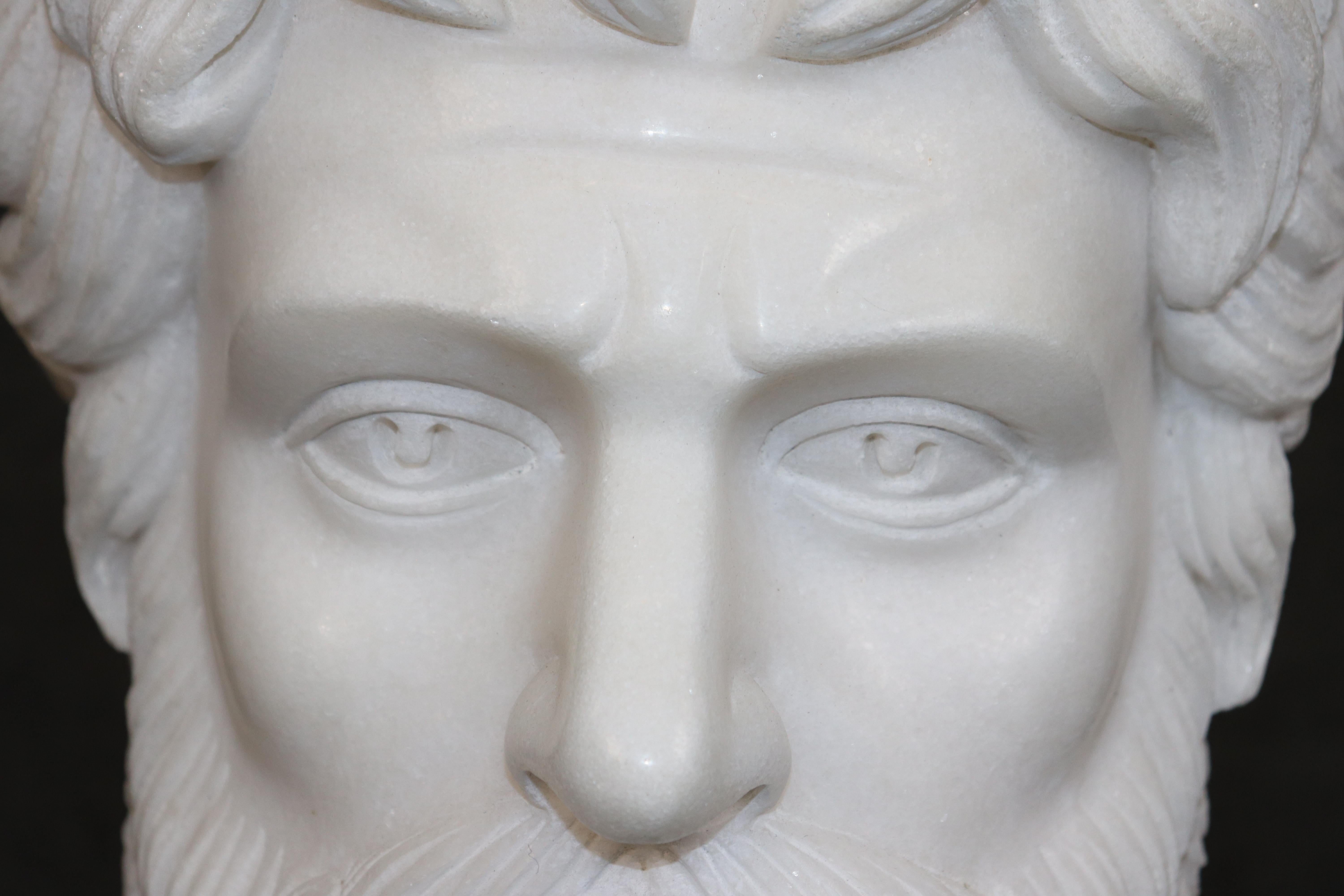 Busto di Giulio Cesare in terra di Siena e marmo di Carrara splendidamente intagliato, anni '50 circa in vendita 5