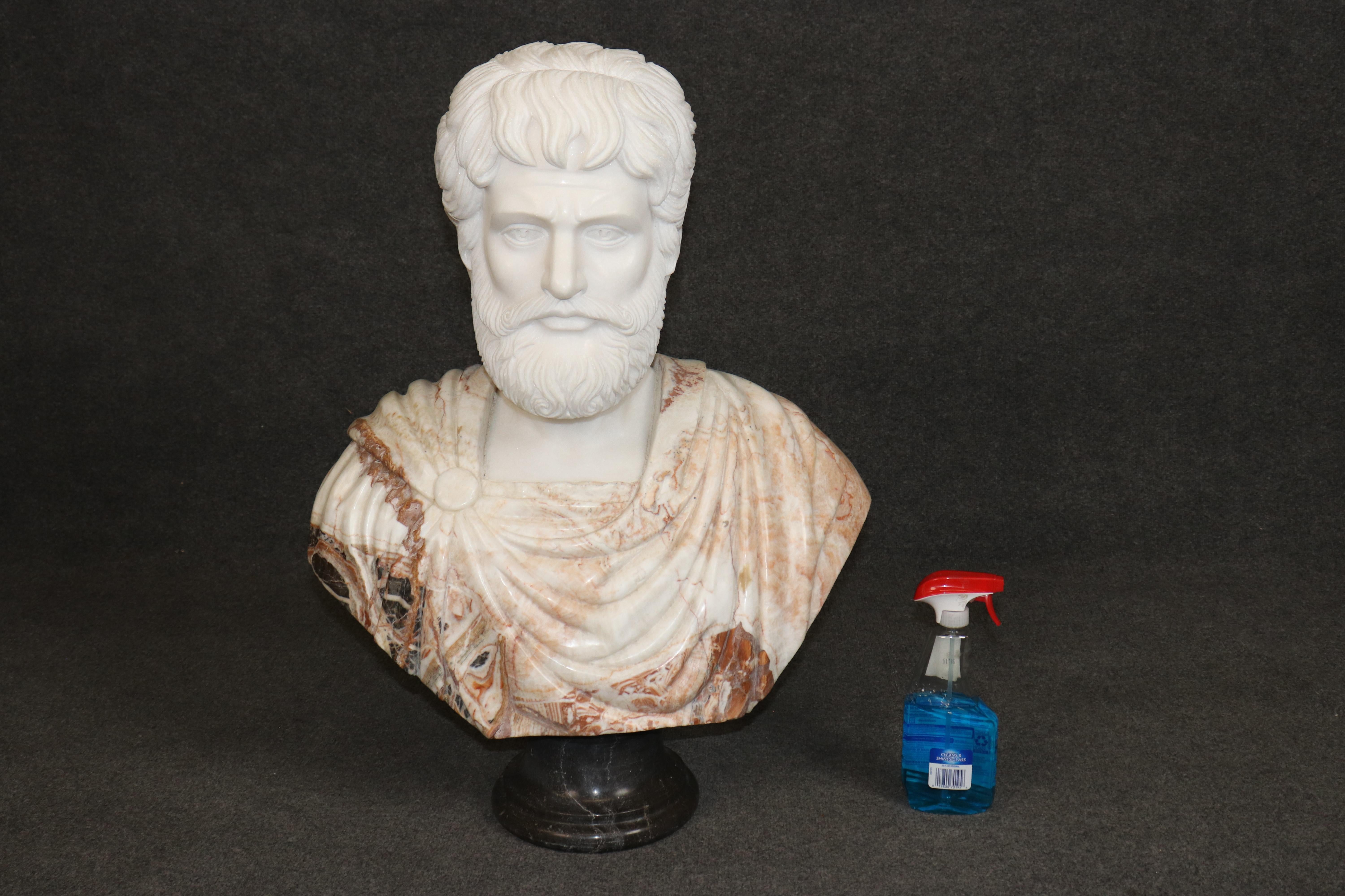 **Busto di Giulio Cesare in marmo italiano della metà del secolo scorso - Scultura classica degli anni '50**

Questo eccezionale **busto in marmo di Giulio Cesare**, realizzato a mano in **Italia intorno al 1950**, cattura la maestosità e il potere