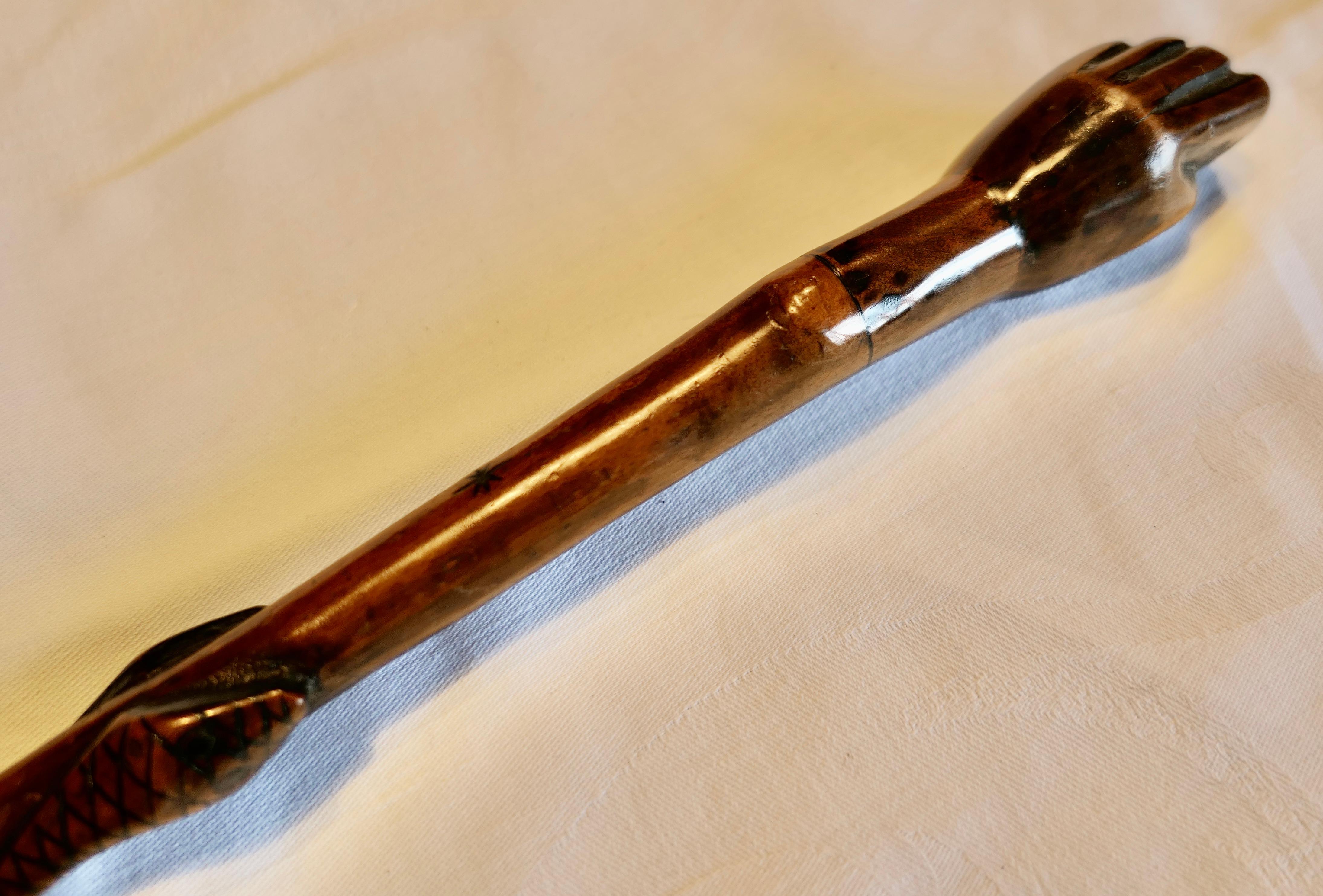 Beautifully Carved Two Tone Malacca Gentleman's Walking Stick with Snakes In Good Condition For Sale In Chillerton, Isle of Wight
