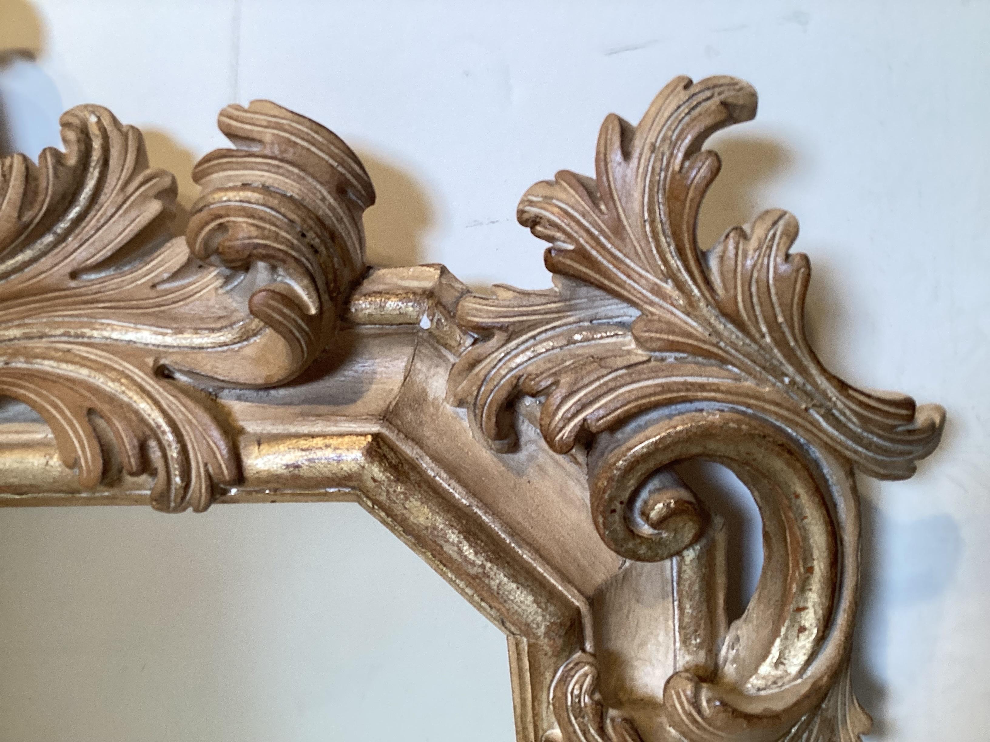 Rococo Miroir en bois doré magnifiquement sculpté et usé par le temps en vente