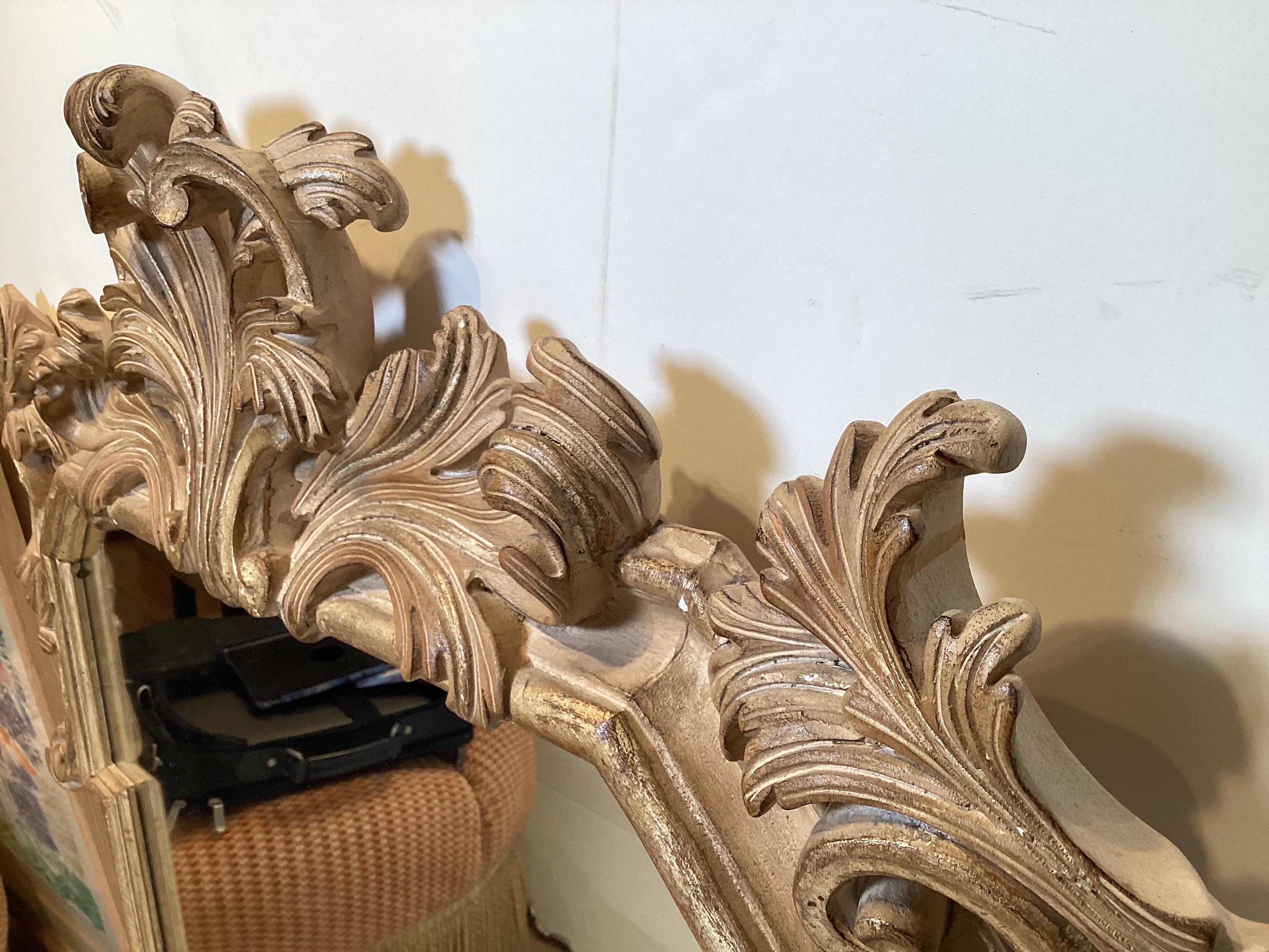 Américain Miroir en bois doré magnifiquement sculpté et usé par le temps en vente