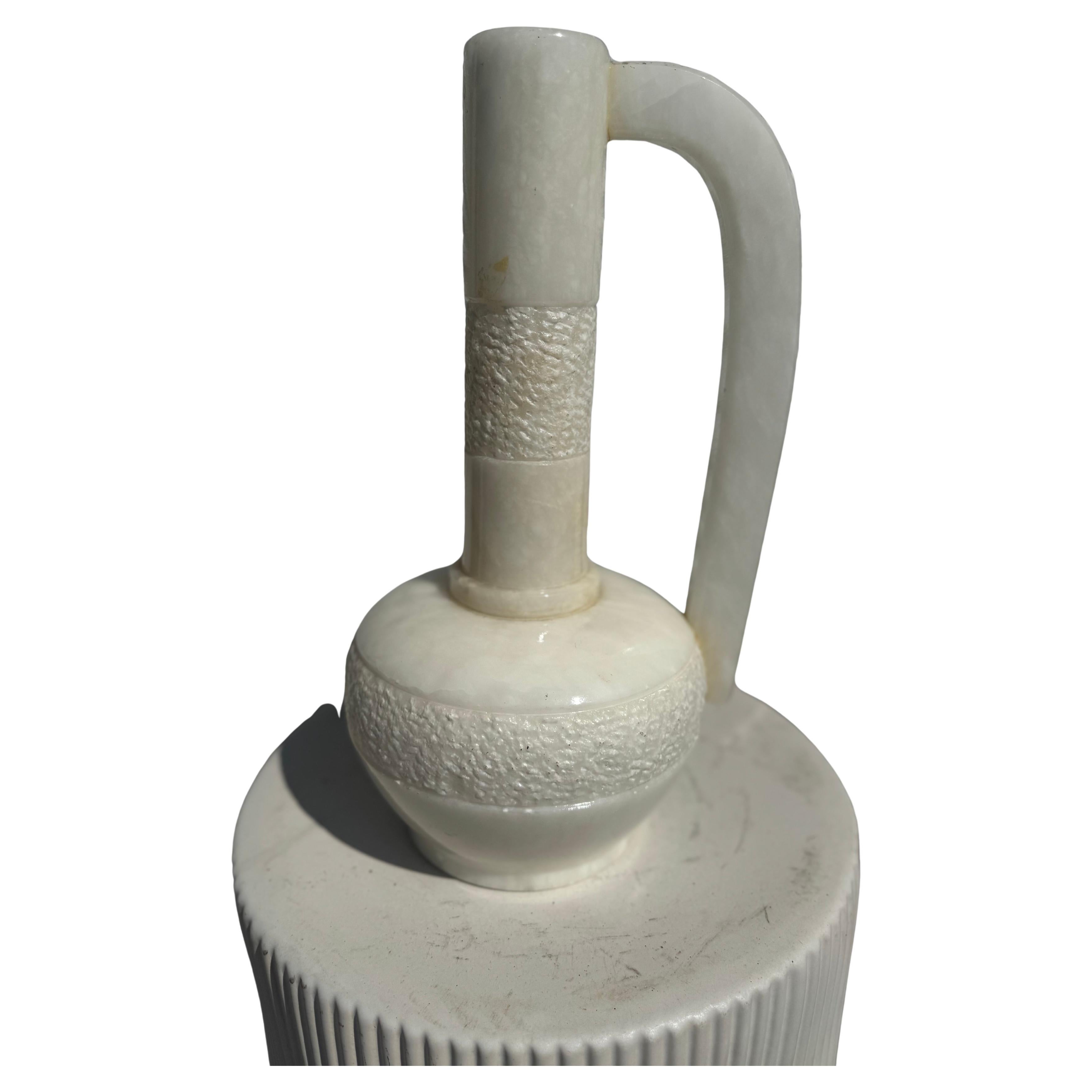 Questo è  un vaso a collo lungo cinese meravigliosamente intagliato con manico.
Il vaso/pentola è realizzato in marmo o alabastro.
Il collo e la base sono intagliati.
 È una bella aggiunta decorativa.
.