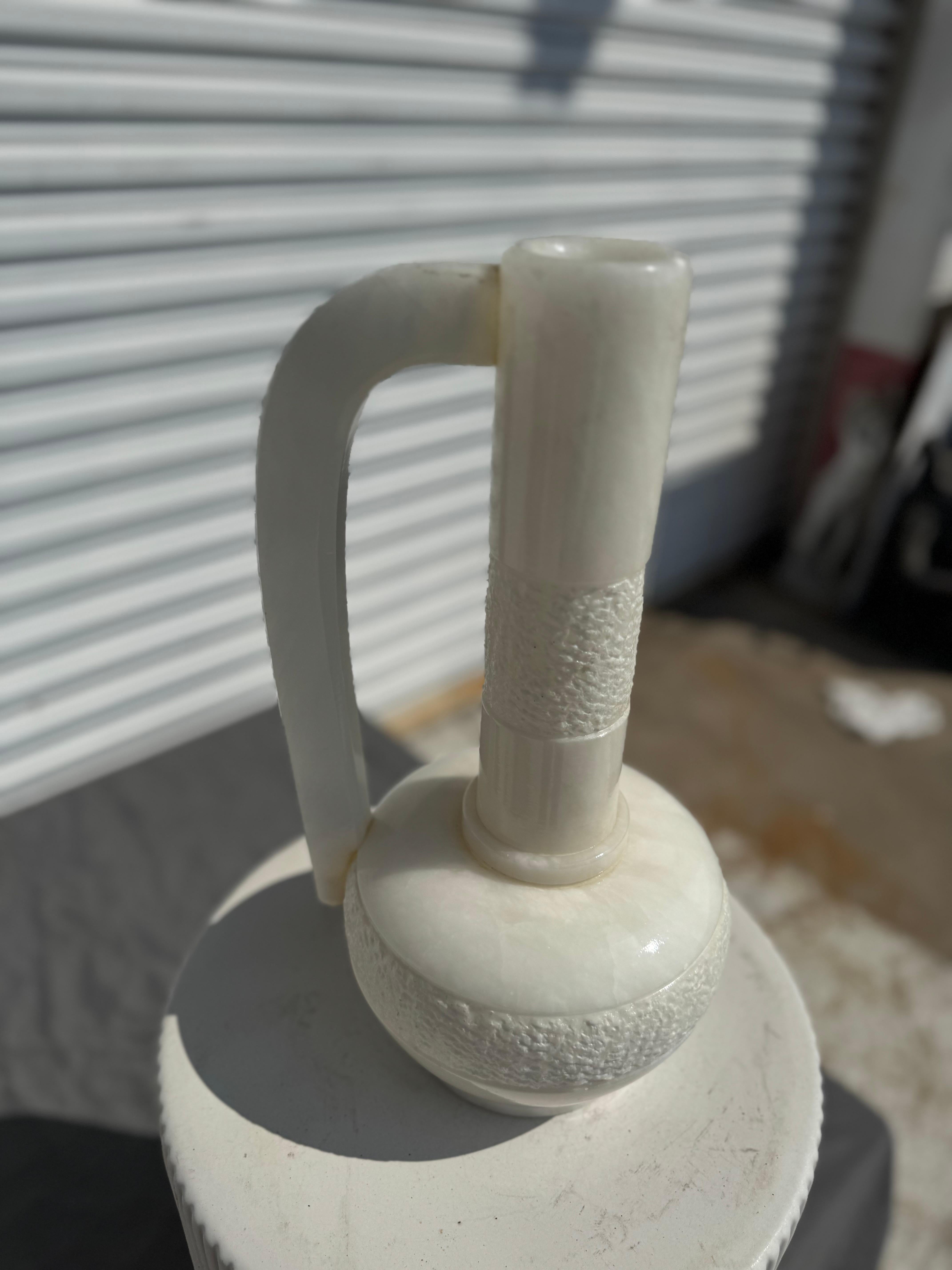 Esportazione cinese Splendidamente intagliato  Vaso cinese a collo lungo in marmo bianco in vendita