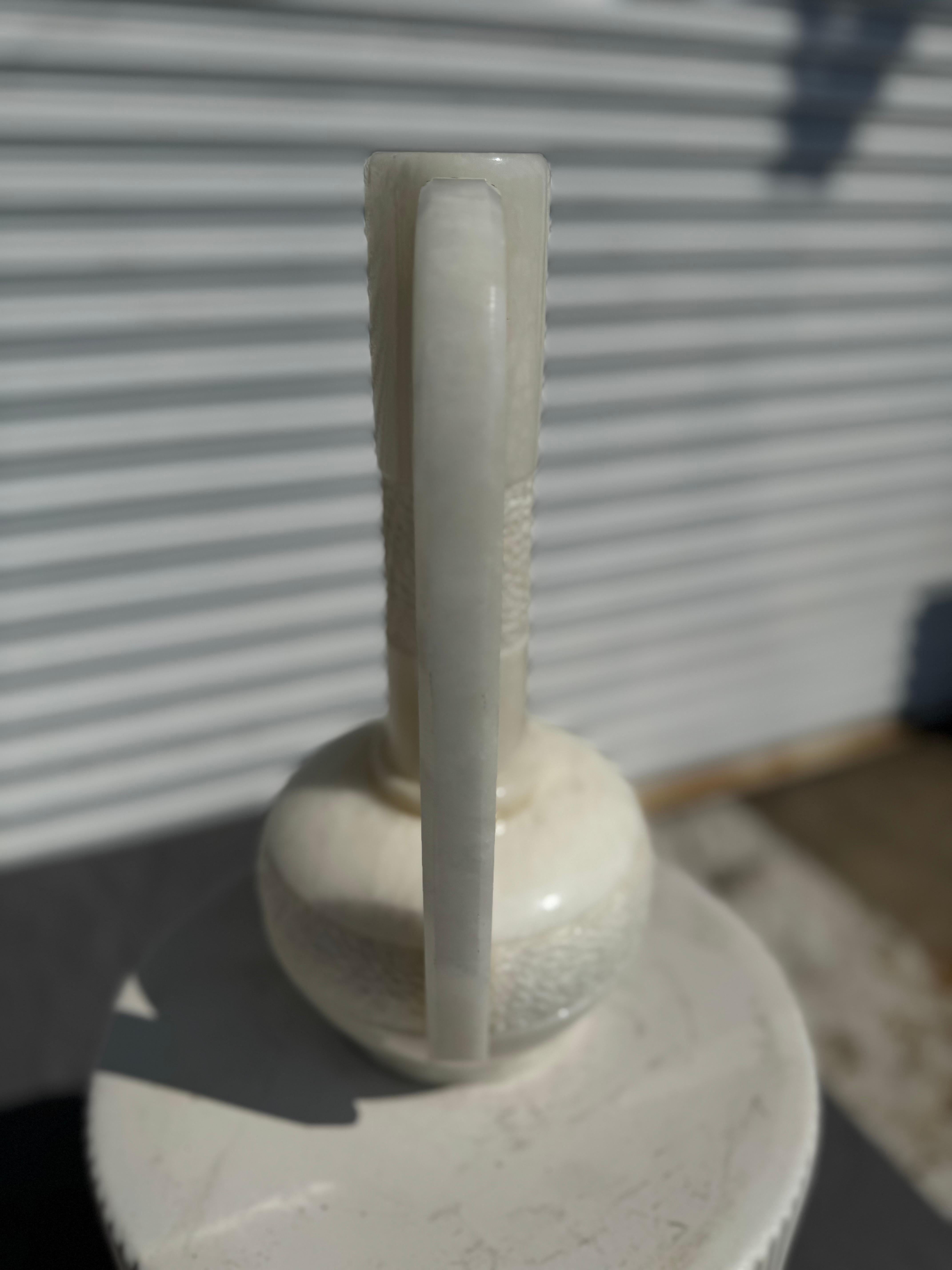 Cinese Splendidamente intagliato  Vaso cinese a collo lungo in marmo bianco in vendita