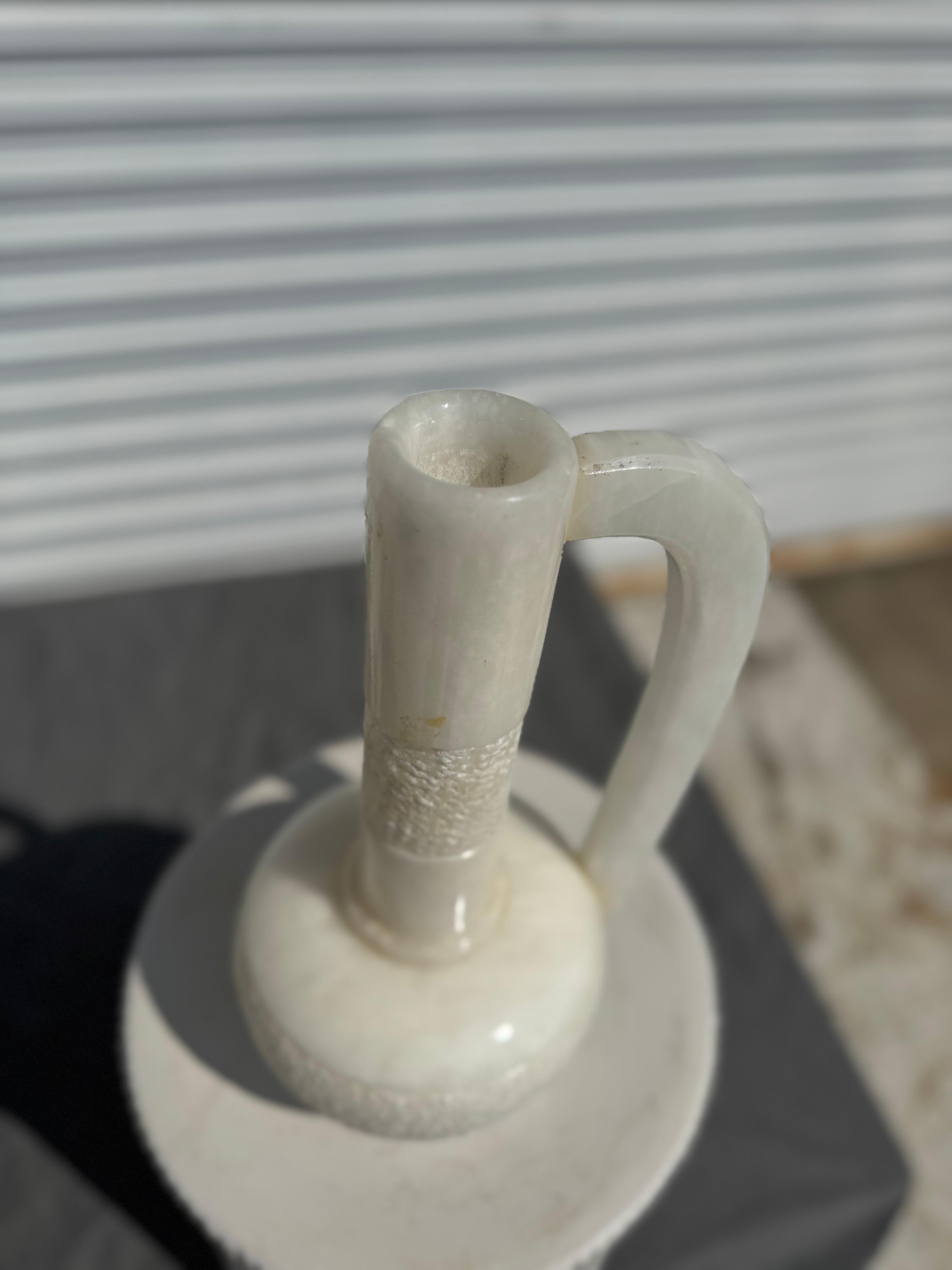Splendidamente intagliato  Vaso cinese a collo lungo in marmo bianco In condizioni buone in vendita a Pasadena, TX