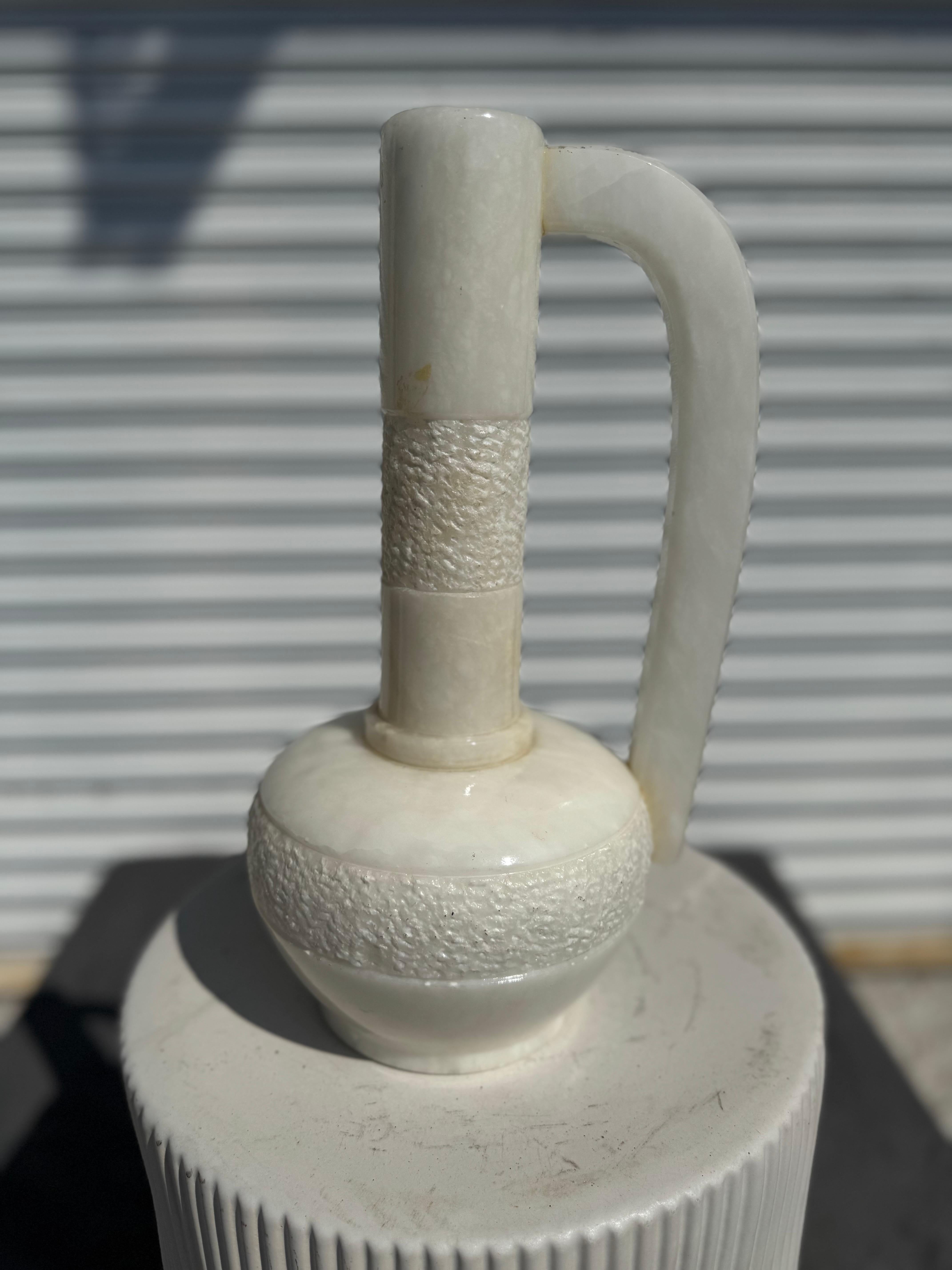XX secolo Splendidamente intagliato  Vaso cinese a collo lungo in marmo bianco in vendita