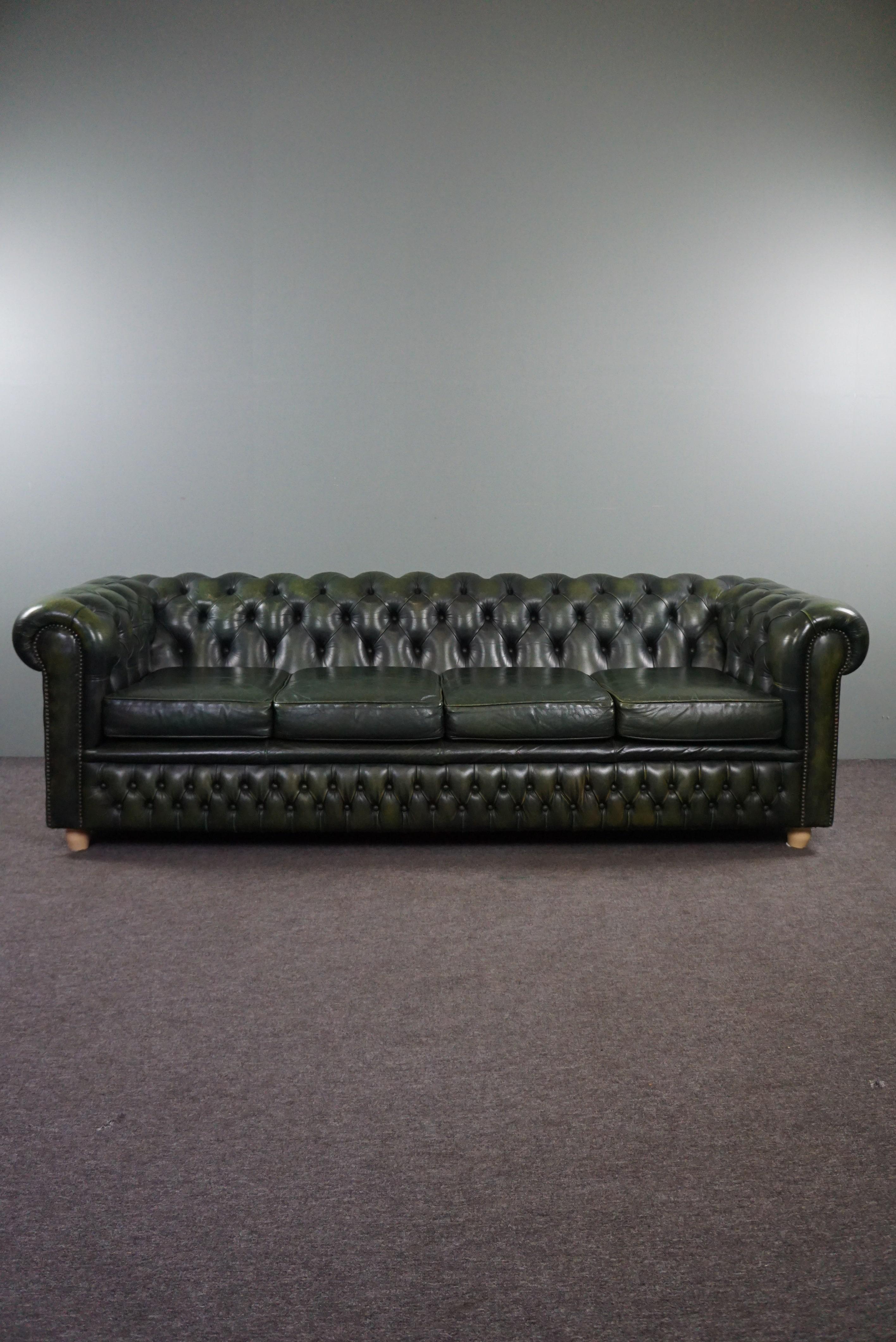 Offered this wonderfully sitting, beautifully colored, spacious cowhide leather 3.5-seater Chesterfield sofa.

This deep colored green Chesterfield sofa has a padded back and armrests and is beautifully finished with decorative nails, which gives it