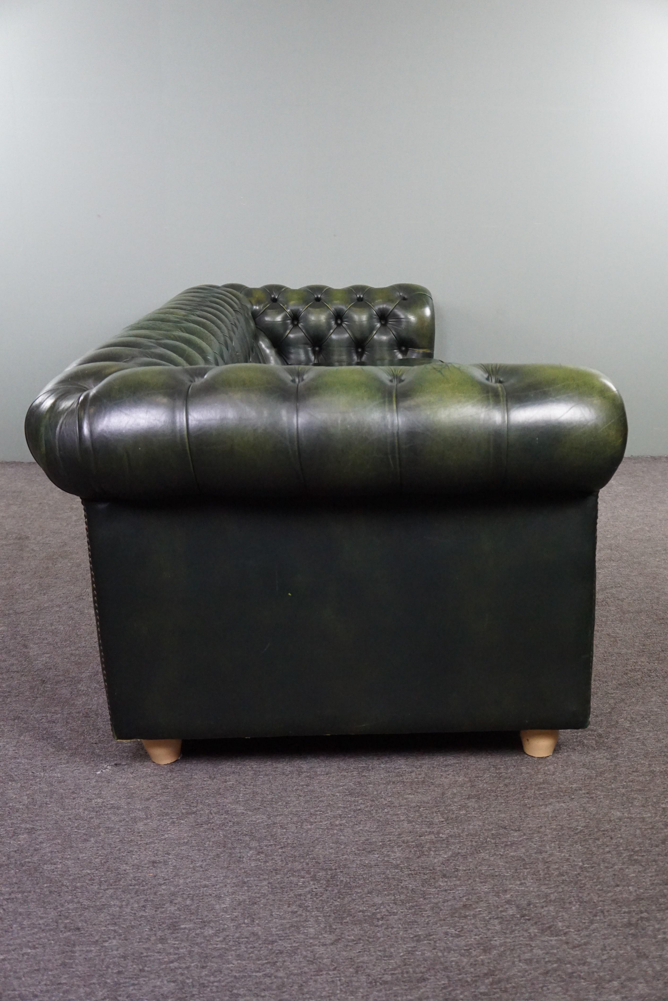 Beautifully colored spacious green cow leather Chesterfield sofa, 3.5 seater In Fair Condition In Harderwijk, NL