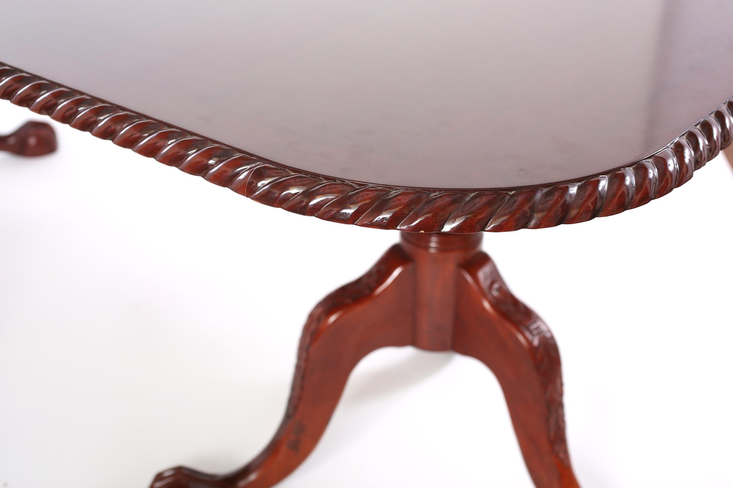 Beautifully Crafted American Centennial Dining Table In Good Condition In Tarry Town, NY