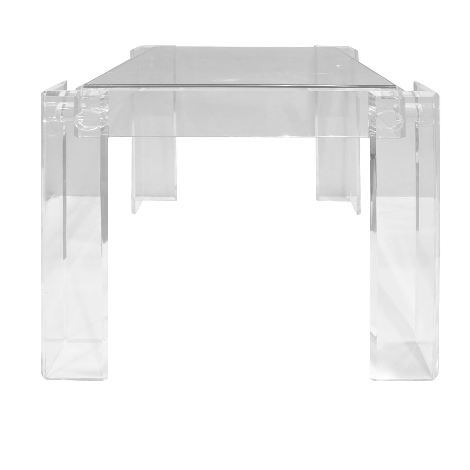 Mid-Century Modern Table d'appoint magnifiquement travaillée en lucite et verre:: années 1970 en vente