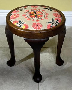 Poggiapiedi vintage in stile vittoriano con ricamo Suzani di ottima fattura