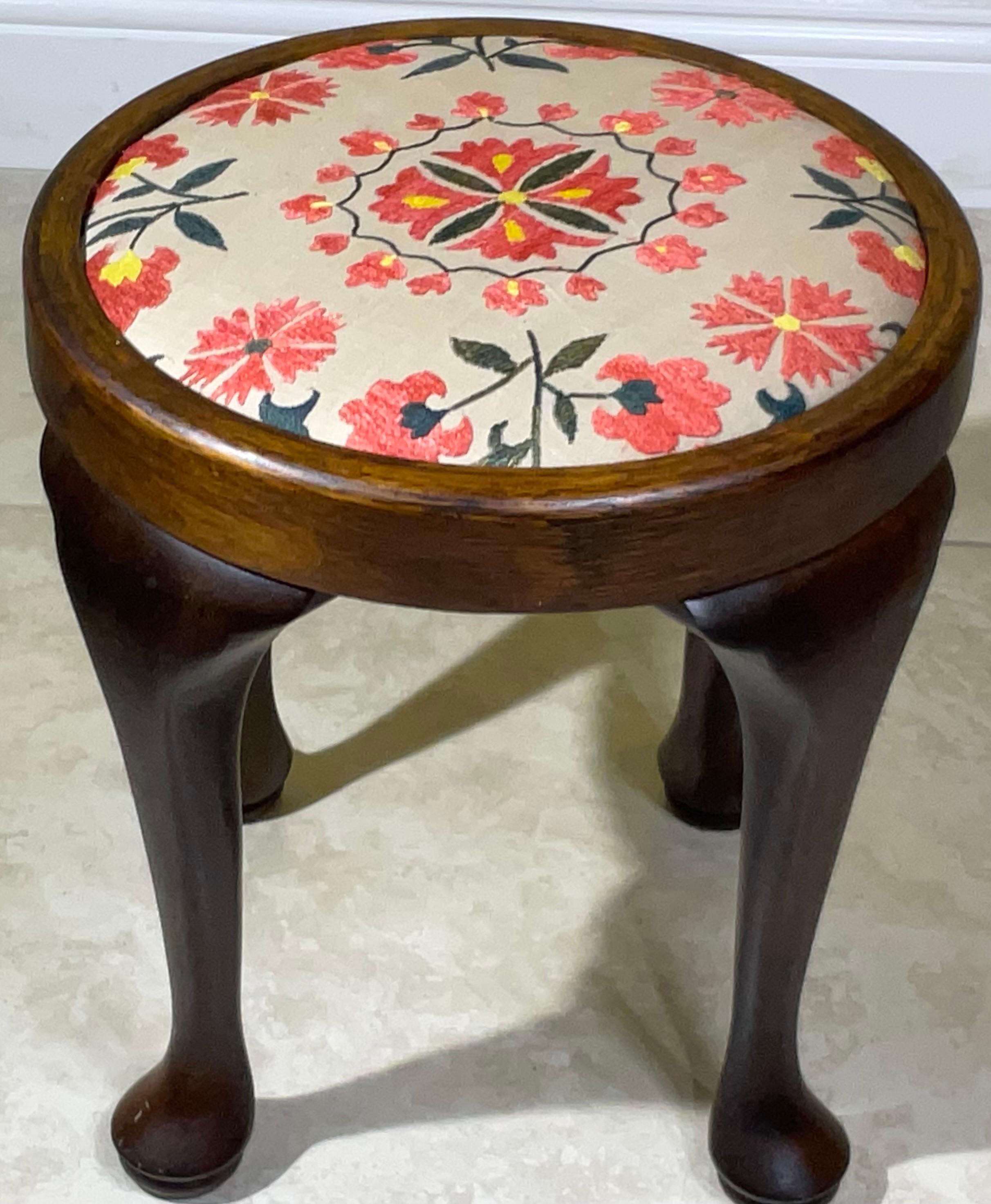 Beautifully Crafted Vintage Victorian-Style Footstool with Suzani Embroidery In Good Condition For Sale In Delray Beach, FL