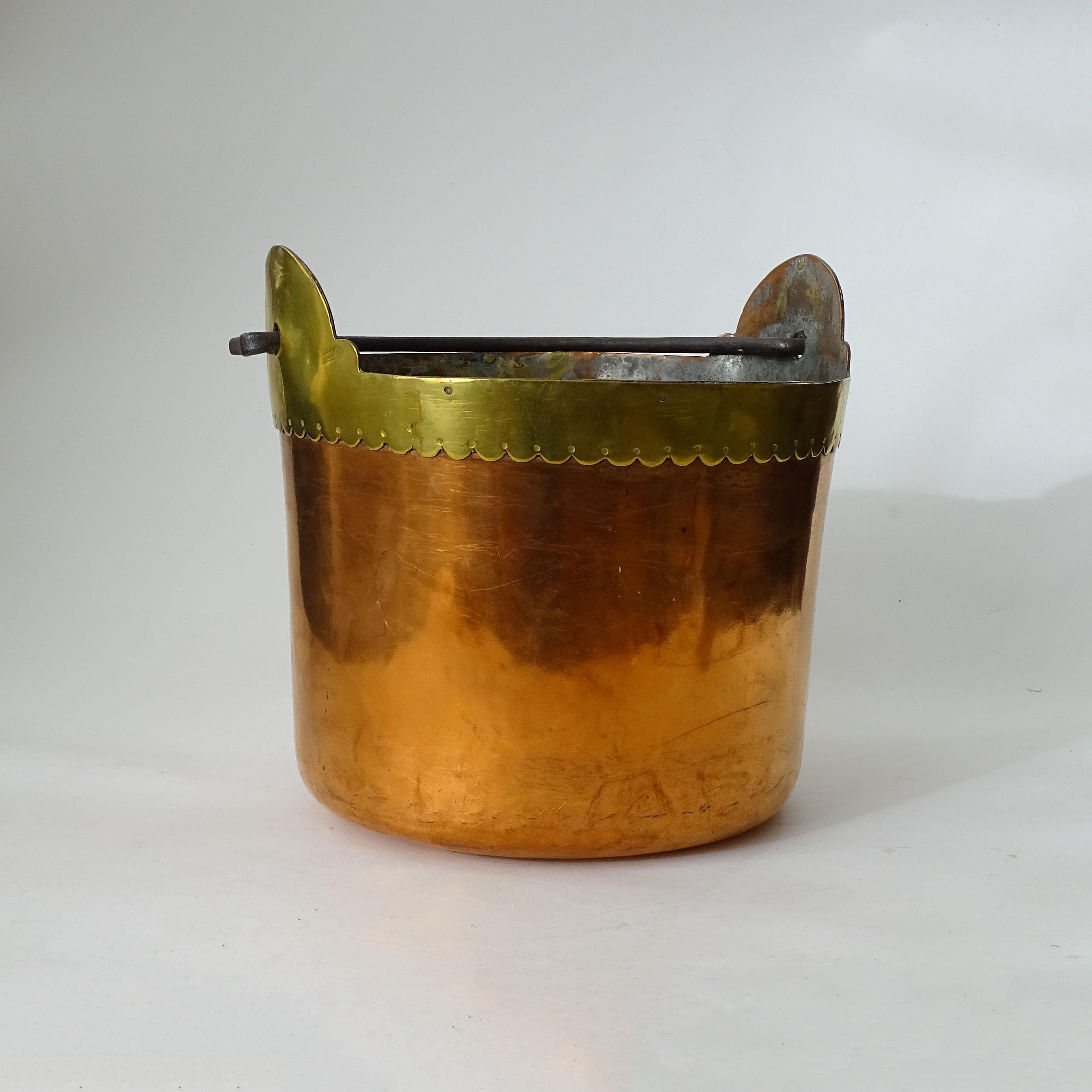 Wunderschön dekorierter und gearbeiteter italienischer Kessel aus Kupfer und Messing, der zum Kochen im Freien oder als Pflanzgefäß verwendet werden kann.