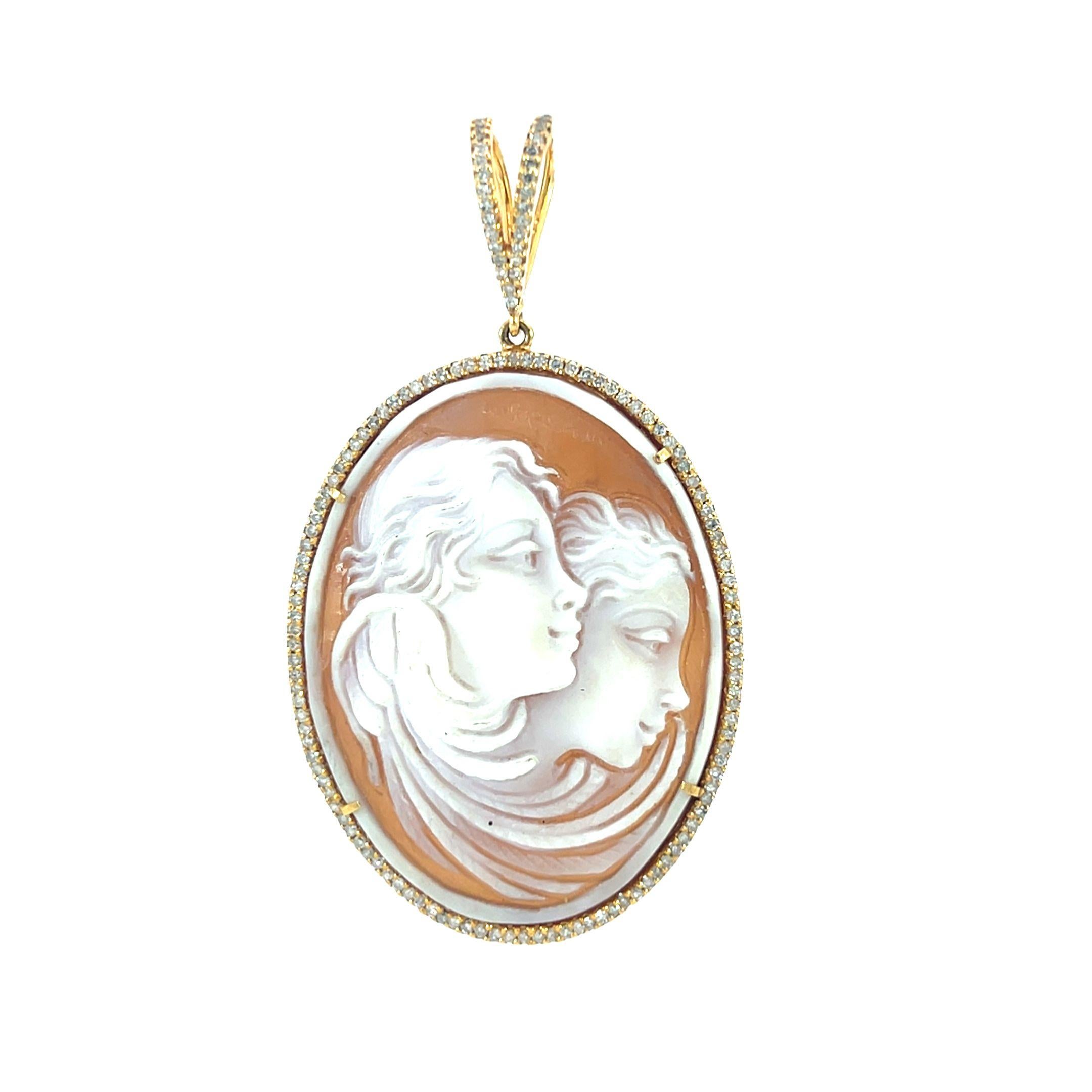Dieser atemberaubende 24,49-karätige Kamee-Anhänger ist in einer zarten 18-karätigen Goldfassung mit 0,81-karätigen Diamanten gefasst und zeigt ein wunderschön geschnitztes Doppelprofil-Design. Das außergewöhnliche Design der Repräsentationen