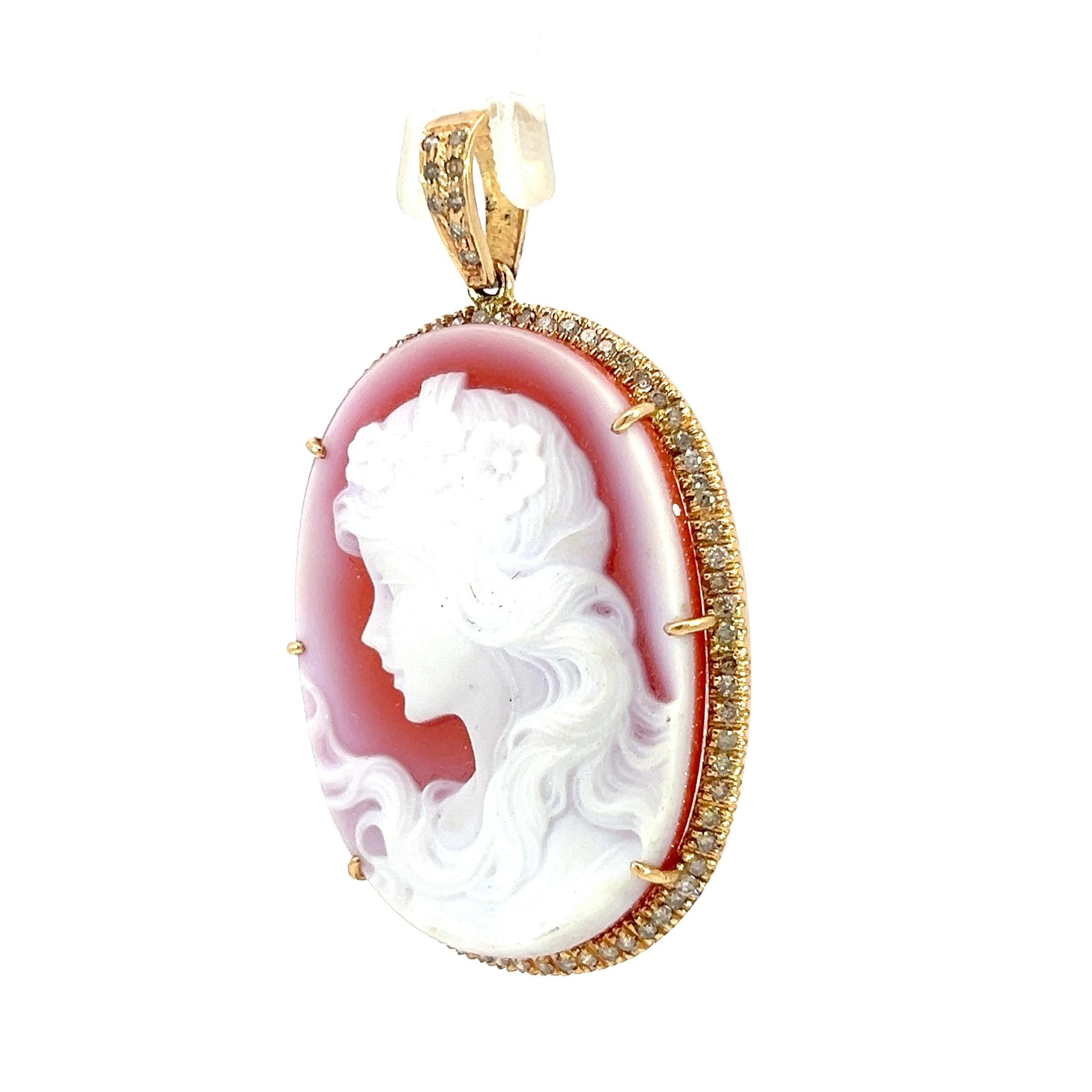 Schön gestalteter natürlicher Kamee-Anhänger mit Diamanten für Damen oder Herren im Angebot