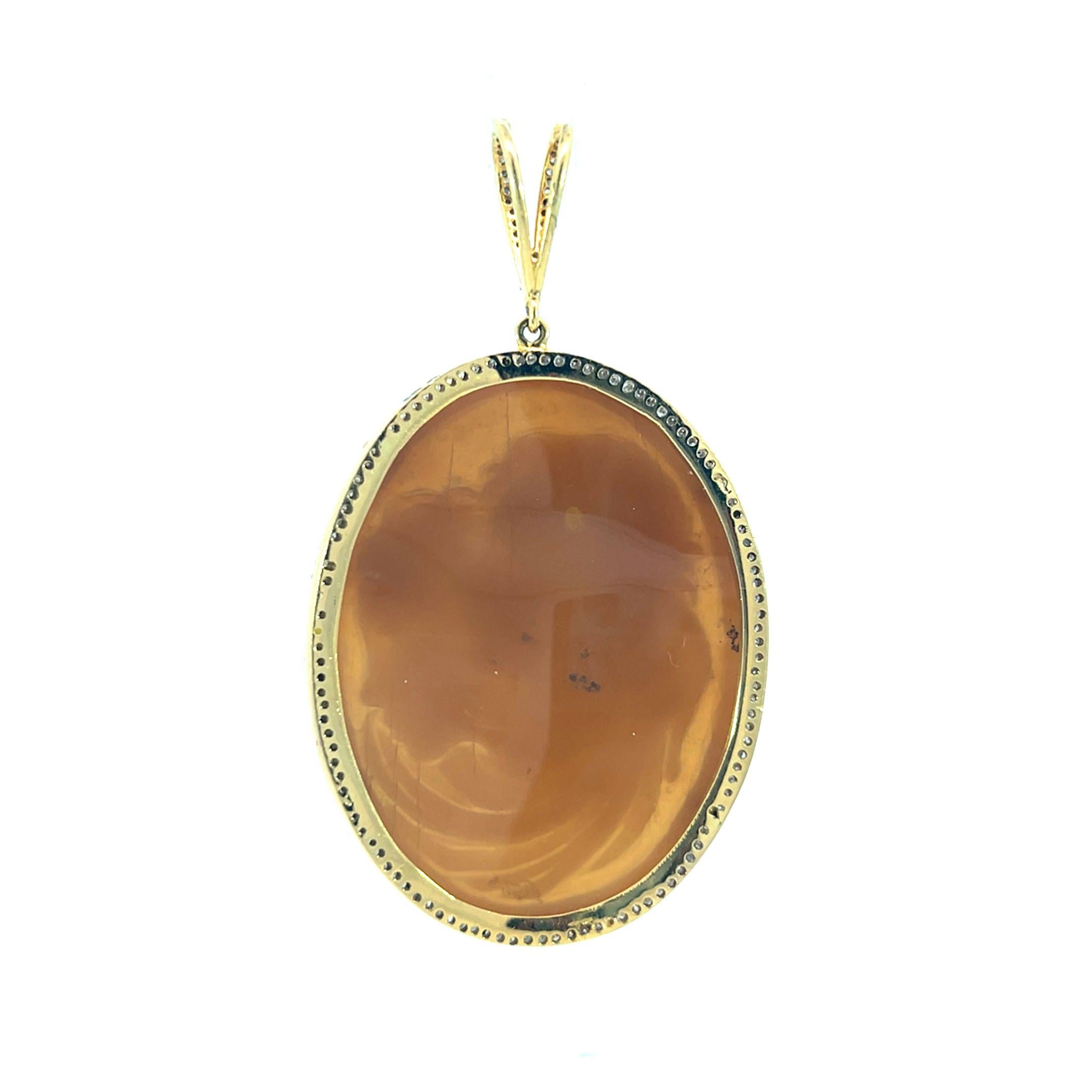 Schön gestalteter natürlicher Kamee-Anhänger mit Diamanten im Angebot 1