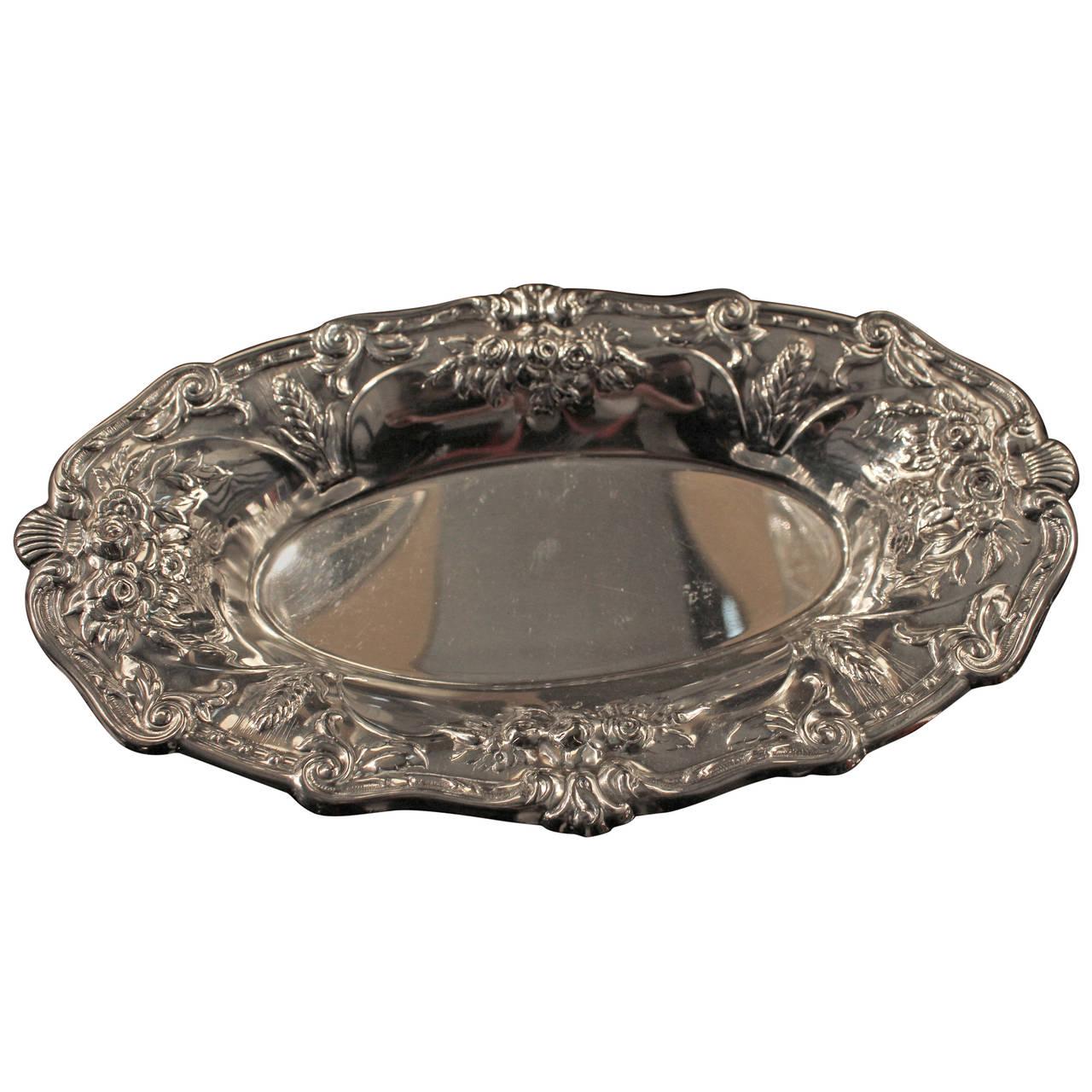 English Beautifully Detailed Engraved Federal Silver Company Oval Plate, circa 1900 For Sale