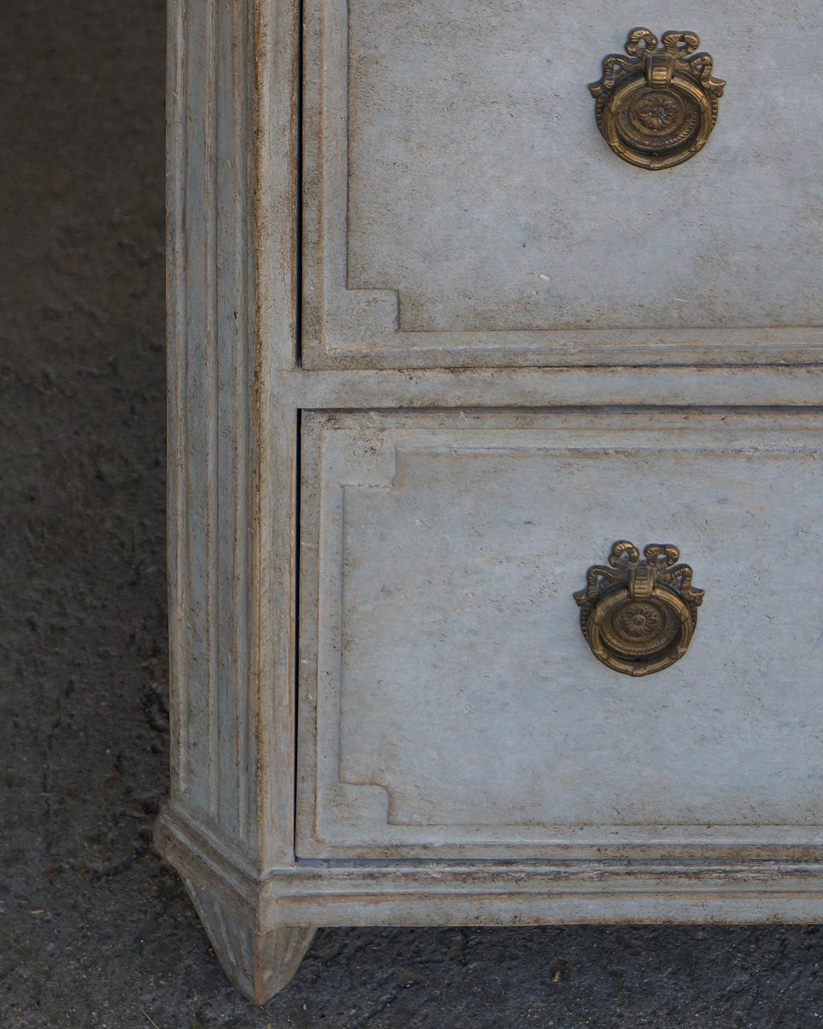 Beautifully Detailed Neoclassical Chest of Drawers In Good Condition In Great Barrington, MA