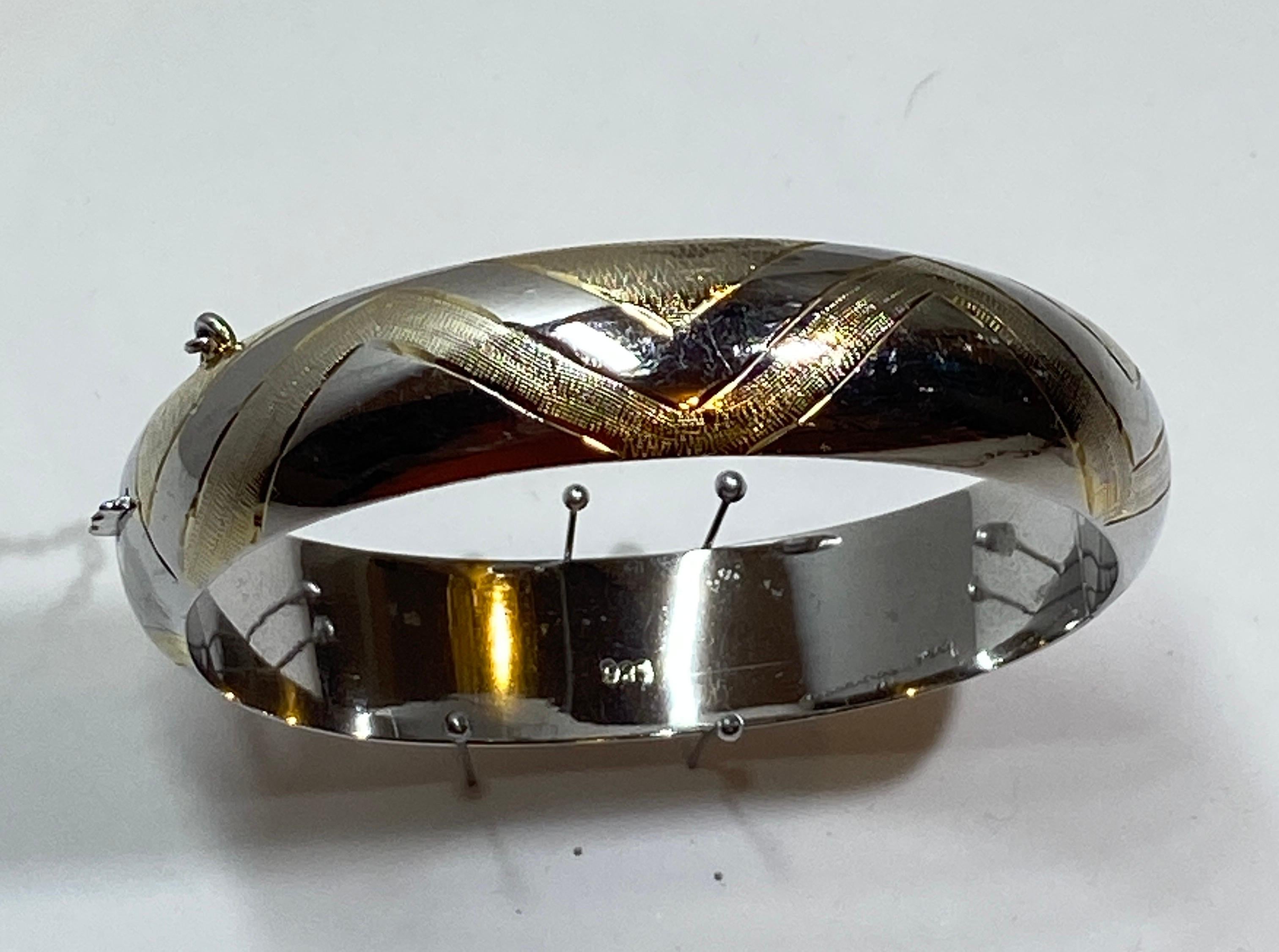 Wunderbar und schön detaillierte Sterling Silber Armband hat filigrane Design mit 14k Gelbgold innerhalb akzentuiert. Die Sicherheitskette ist ebenfalls aus Sterlingsilber. Der Umfang beträgt 7 1/2 Zoll. Die Breite beträgt 5/8 eines Zolls.