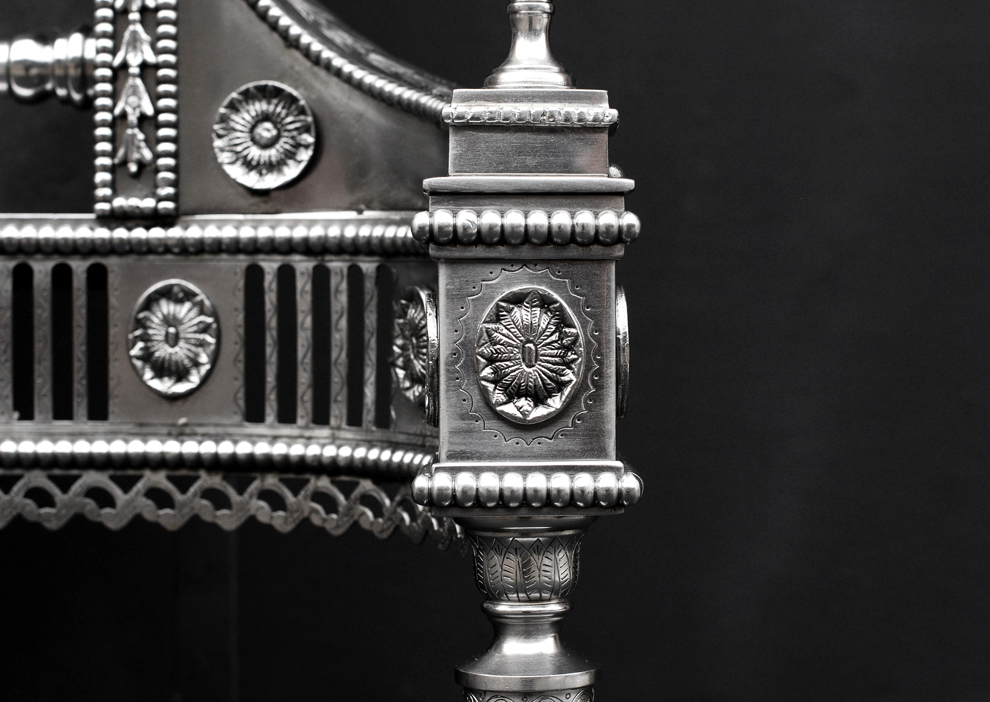 Anglais Grille de cheminée en acier de style géorgien magnifiquement gravé en vente