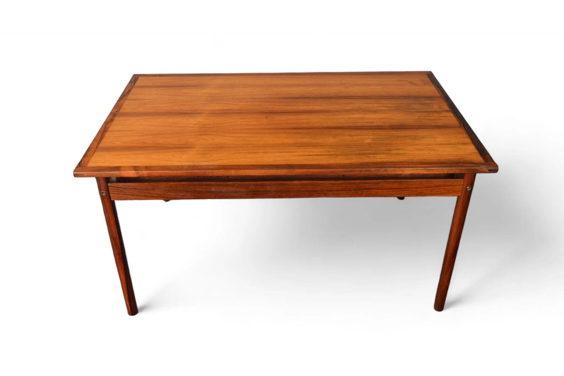 Origen: Dinamarca
Diseñador: Desconocido
Fabricante: Desconocido
Época: años 50
Materiales: Palo de rosa
Medidas: 59