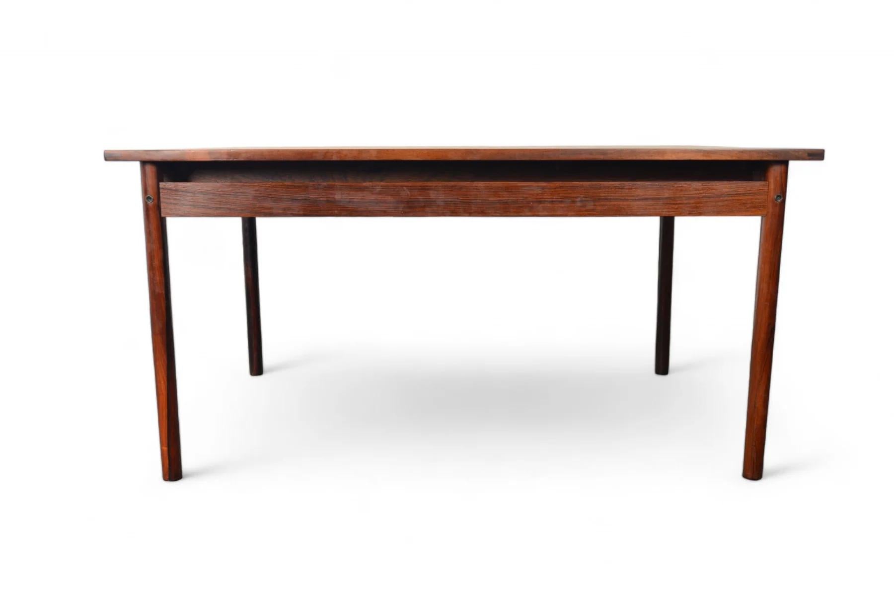 Mesa de comedor de palisandro de Brasil bellamente veteado con hojas guardadas Moderno de mediados de siglo en venta