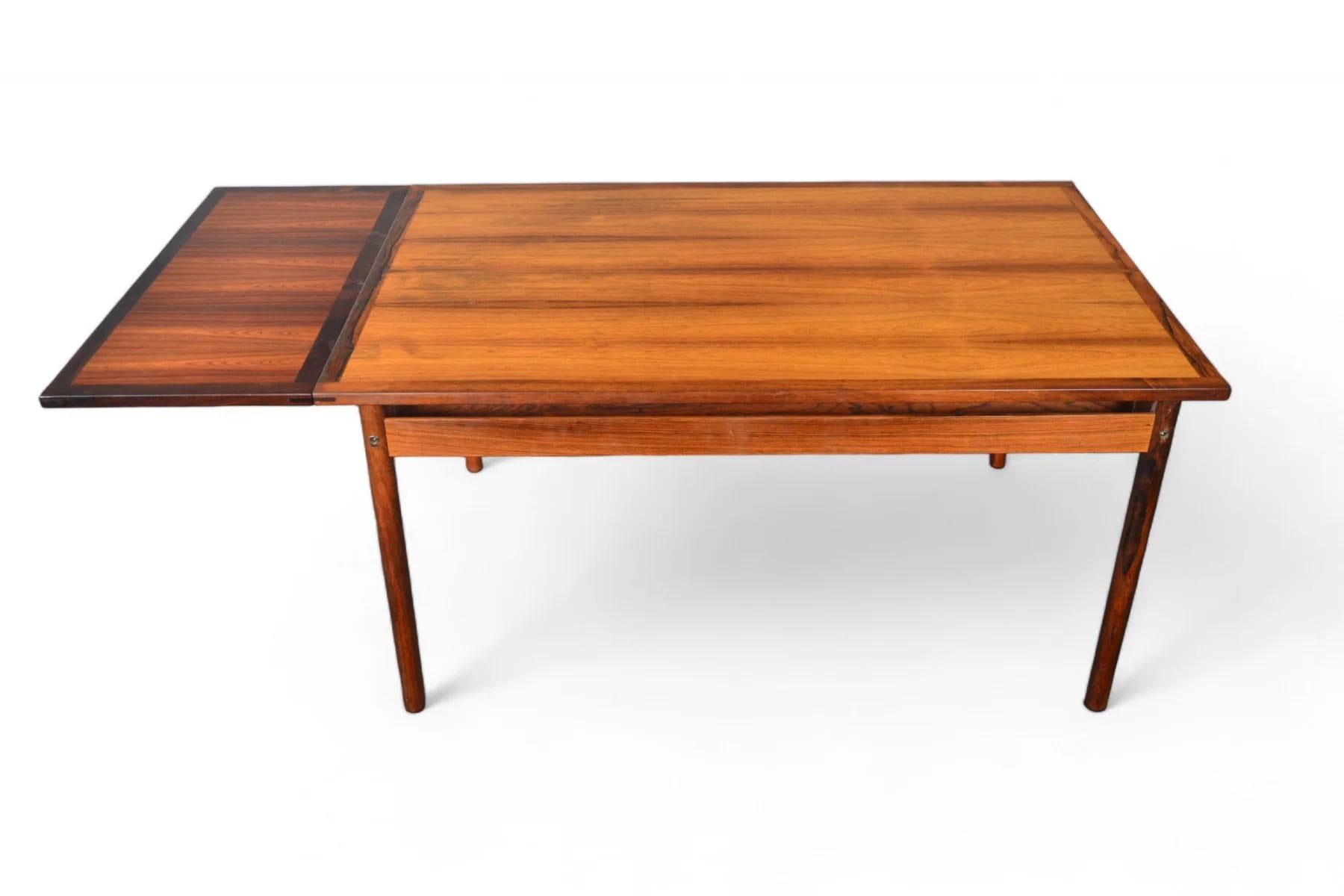 Mesa de comedor de palisandro de Brasil bellamente veteado con hojas guardadas siglo XX en venta