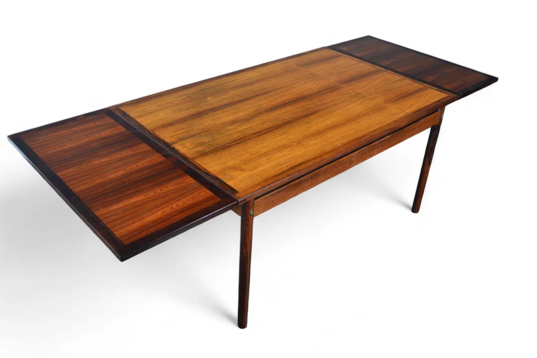 Mesa de comedor de palisandro de Brasil bellamente veteado con hojas guardadas en venta 1