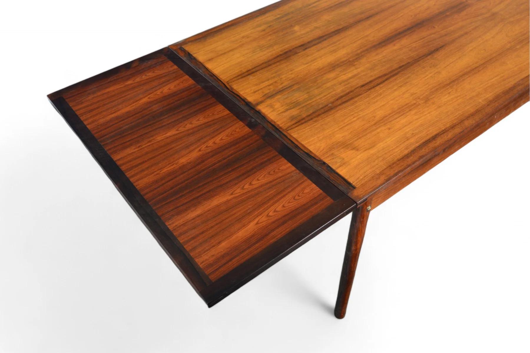 Mesa de comedor de palisandro de Brasil bellamente veteado con hojas guardadas en venta 2