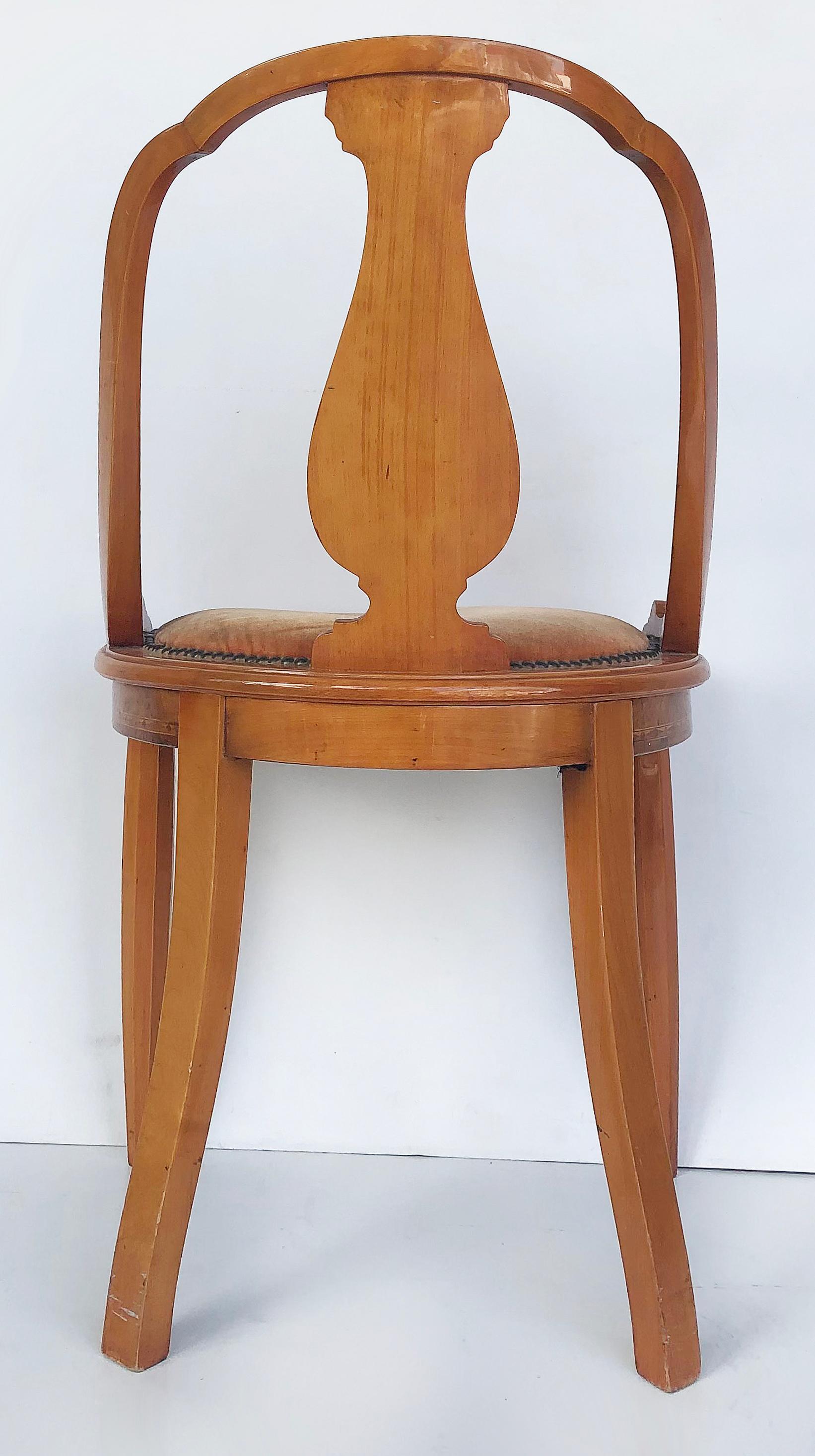1920s Grained Fine Austrian Biedermeier Burlwood Table and 2 Chairs In Good Condition For Sale In Miami, FL
